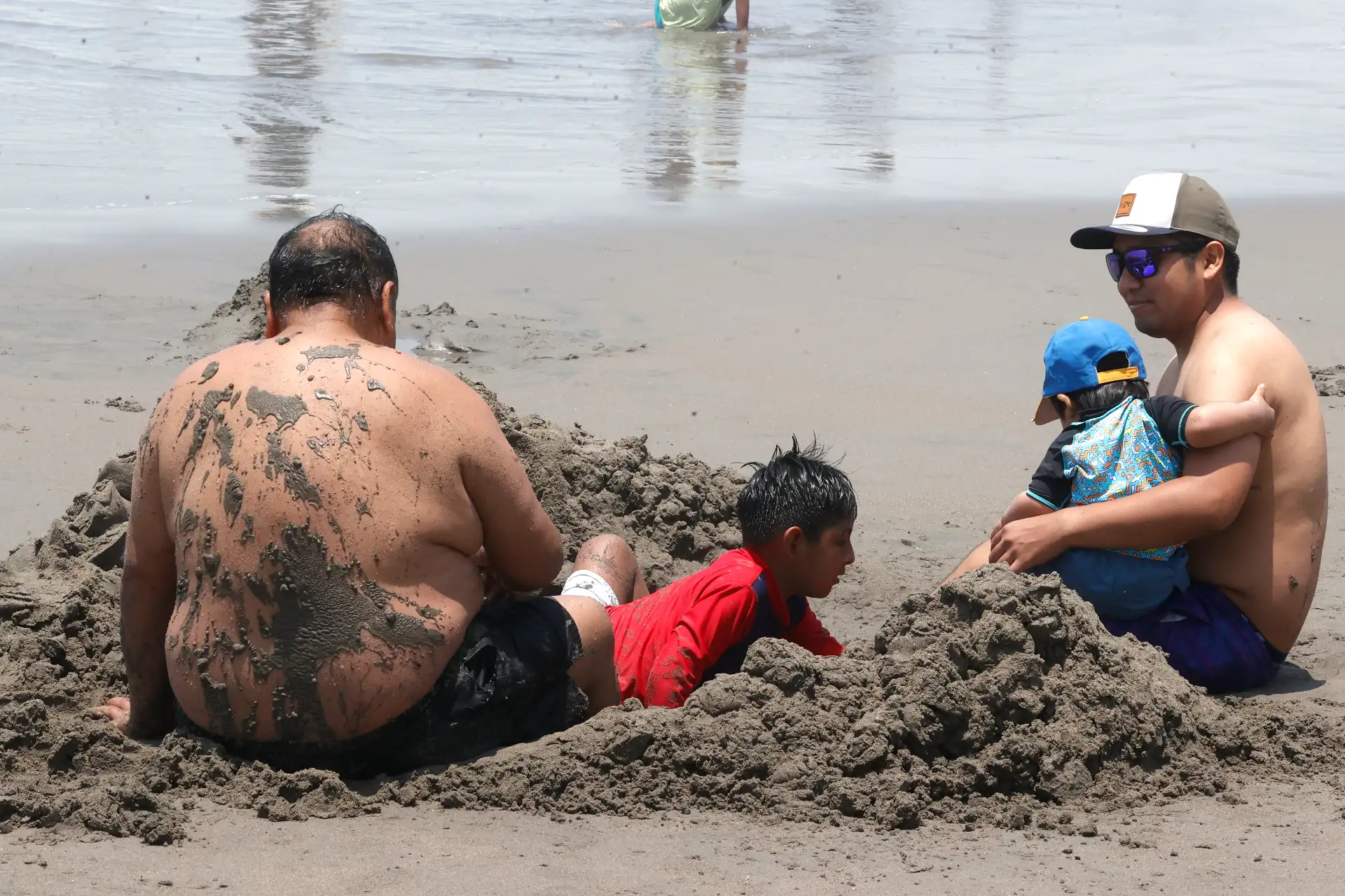 Durante las últimas semanas, Lima experimenta numerosos días de sol sofocante que han animado a las familias limeñas,ir a las playas, entre ellas, la playa Agua Dulce en Chorrillos.
Foto: ANDINA/ Vidal Tarqui
