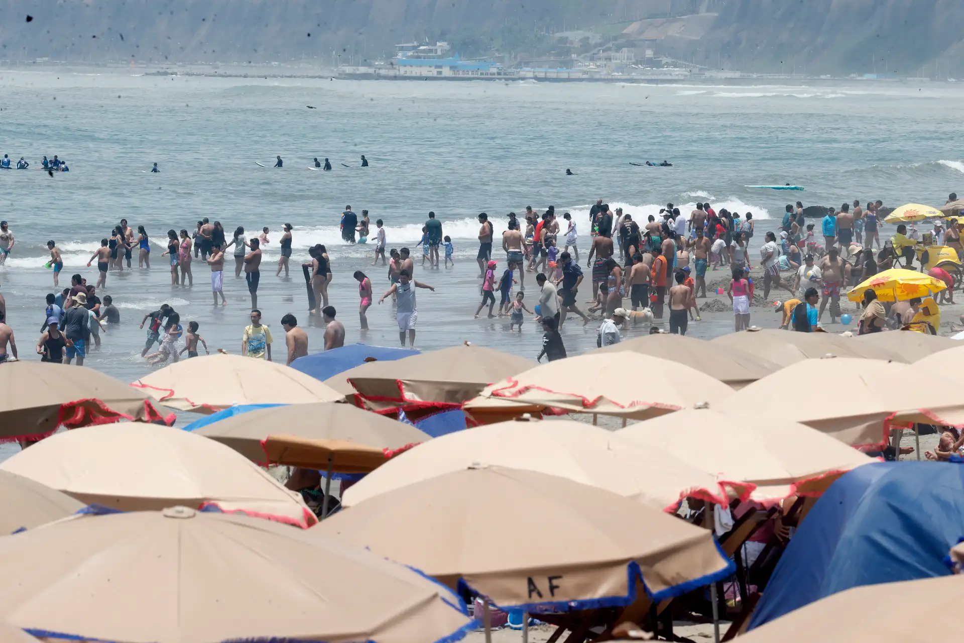 Durante las últimas semanas, Lima experimenta numerosos días de sol sofocante que han animado a los limeños,ir a la playa Agua Dulce en Chorrillos.
Foto: ANDINA/ Vidal Tarqui