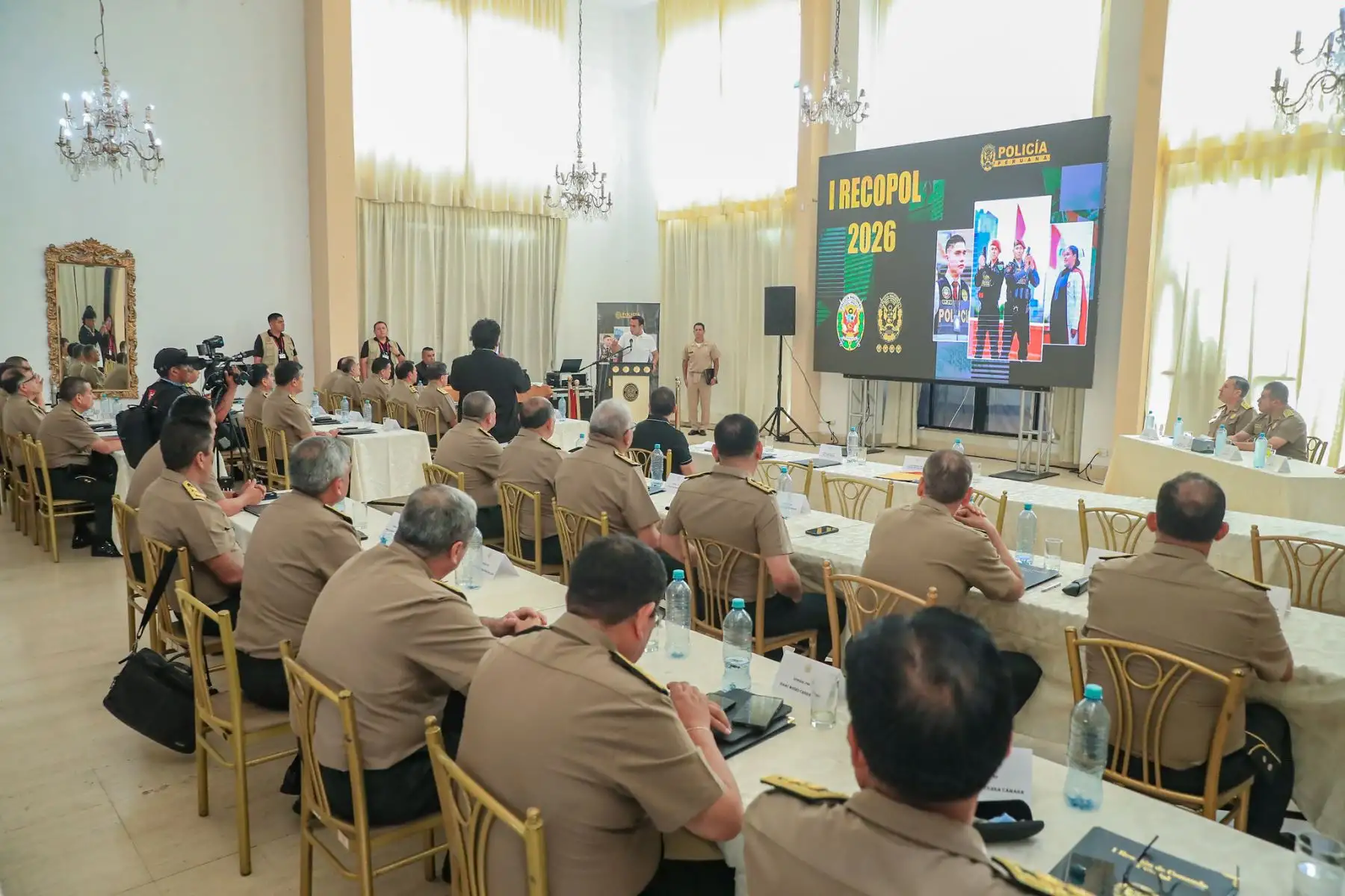 Presidente de la república, José Jerí, junto al comandante General de la Policía Nacional, Oscar Arriola, participan en la clausura de la Reunión de Comando Policial – RECOPOL 2026. 
Foto: ANDINA/Prensa Presidencia