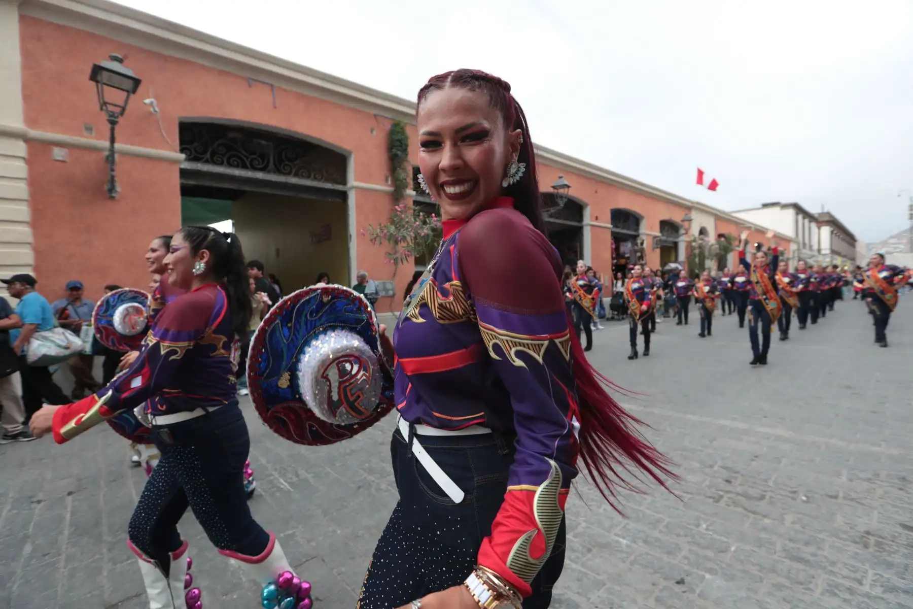 Saltos, giros y movimientos acrobáticos forman parte del sello que distingue a la fraternidad en cada presentación.
Foto: ANDINA/Verónica Calderón Zúñiga