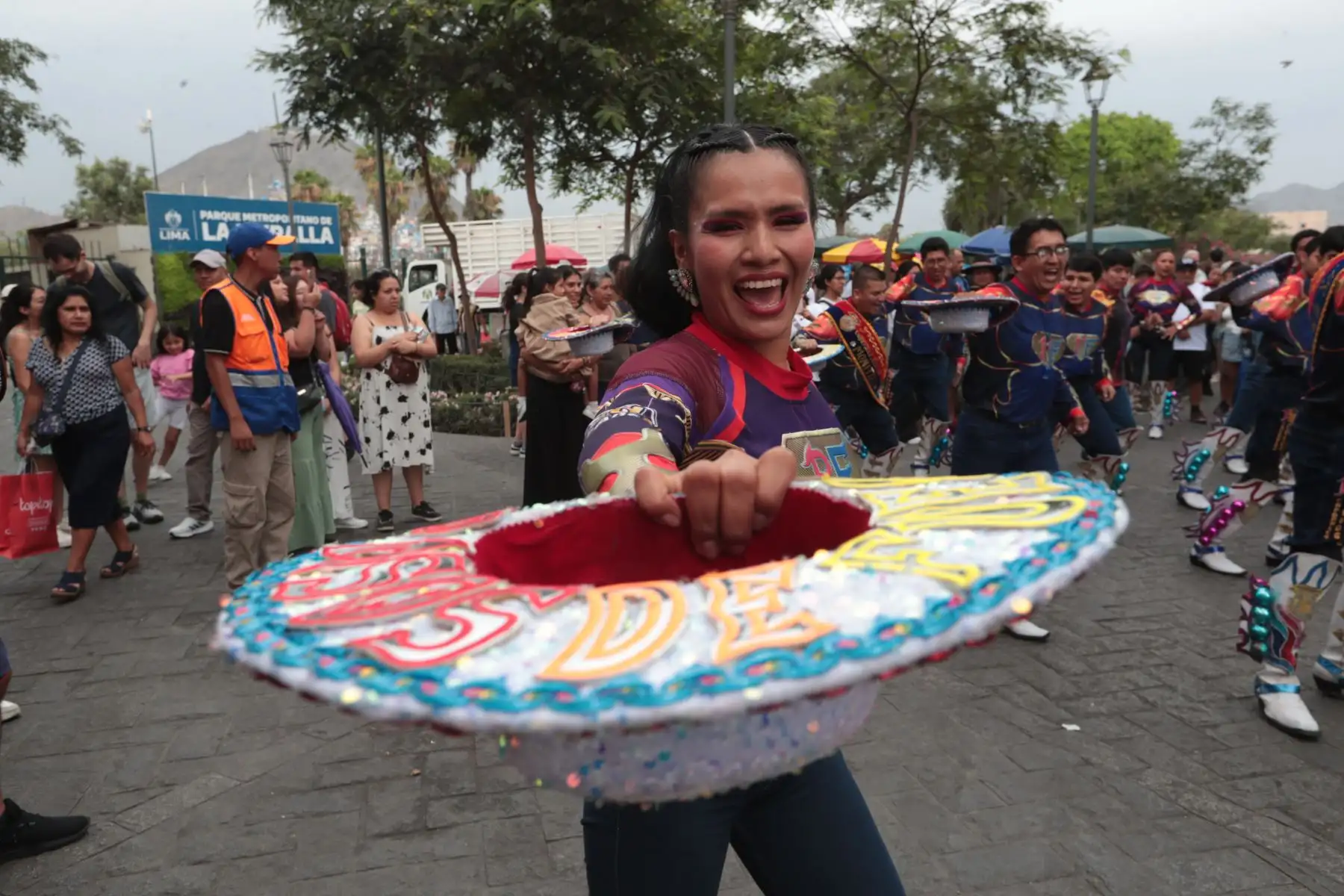 En el caporal, la mujer no solo acompaña el baile, sino que lidera y marca el ritmo visual del conjunto. 
Foto: ANDINA/Verónica Calderón Zúñiga