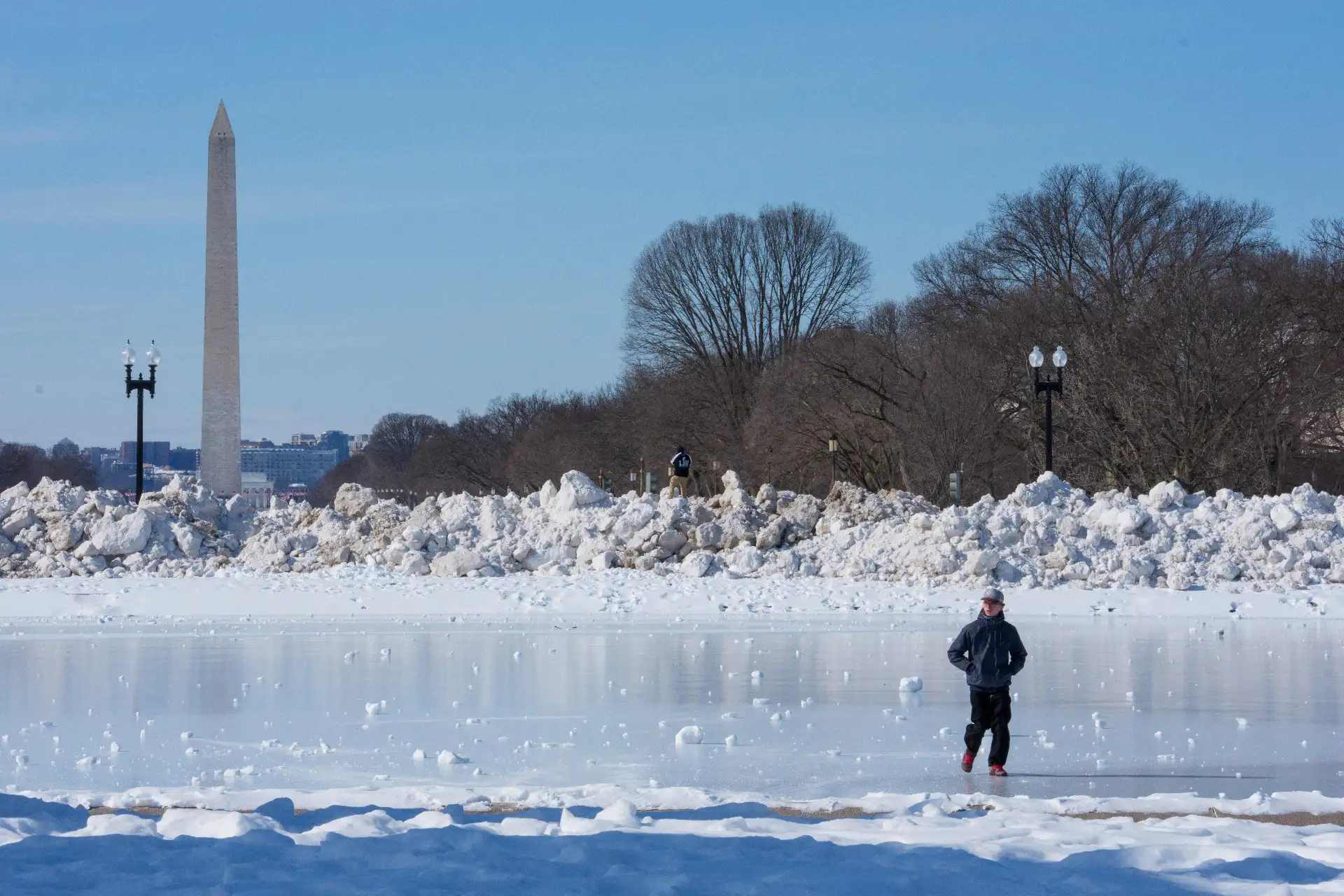 Una persona camina sobre el estanque reflectante del Capitolio, congelado en el National Mall de Washington, D.C.
Foto: AFP