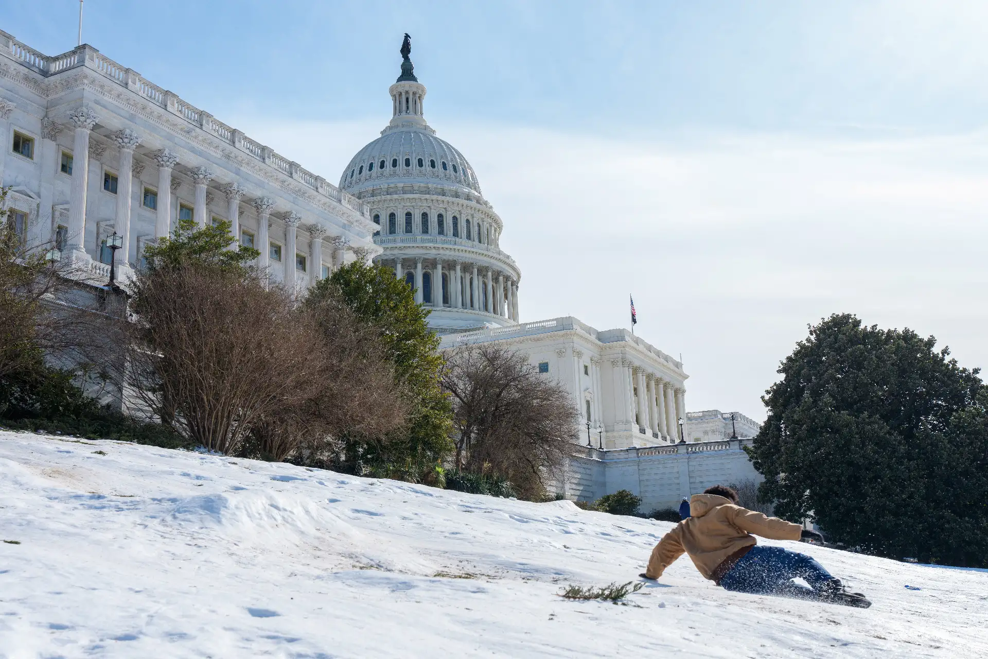 Una persona se desliza por el césped congelado del oeste del Capitolio de Estados Unidos en Washington, D.C.
Foto: AFP