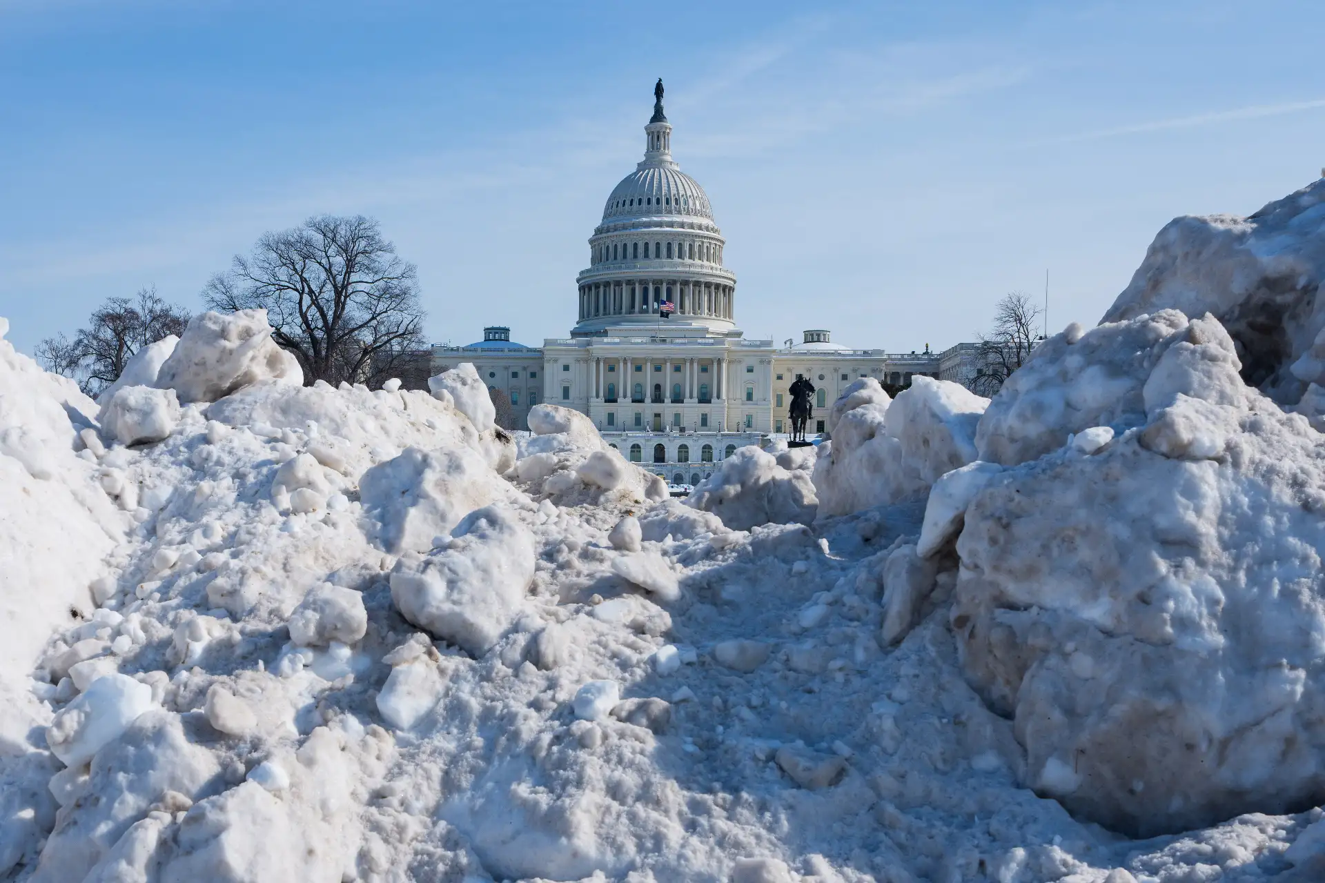 El Capitolio de EE. UU. se ve detrás de un banco de nieve retirado en Washington, D.C.
Foto: AFP