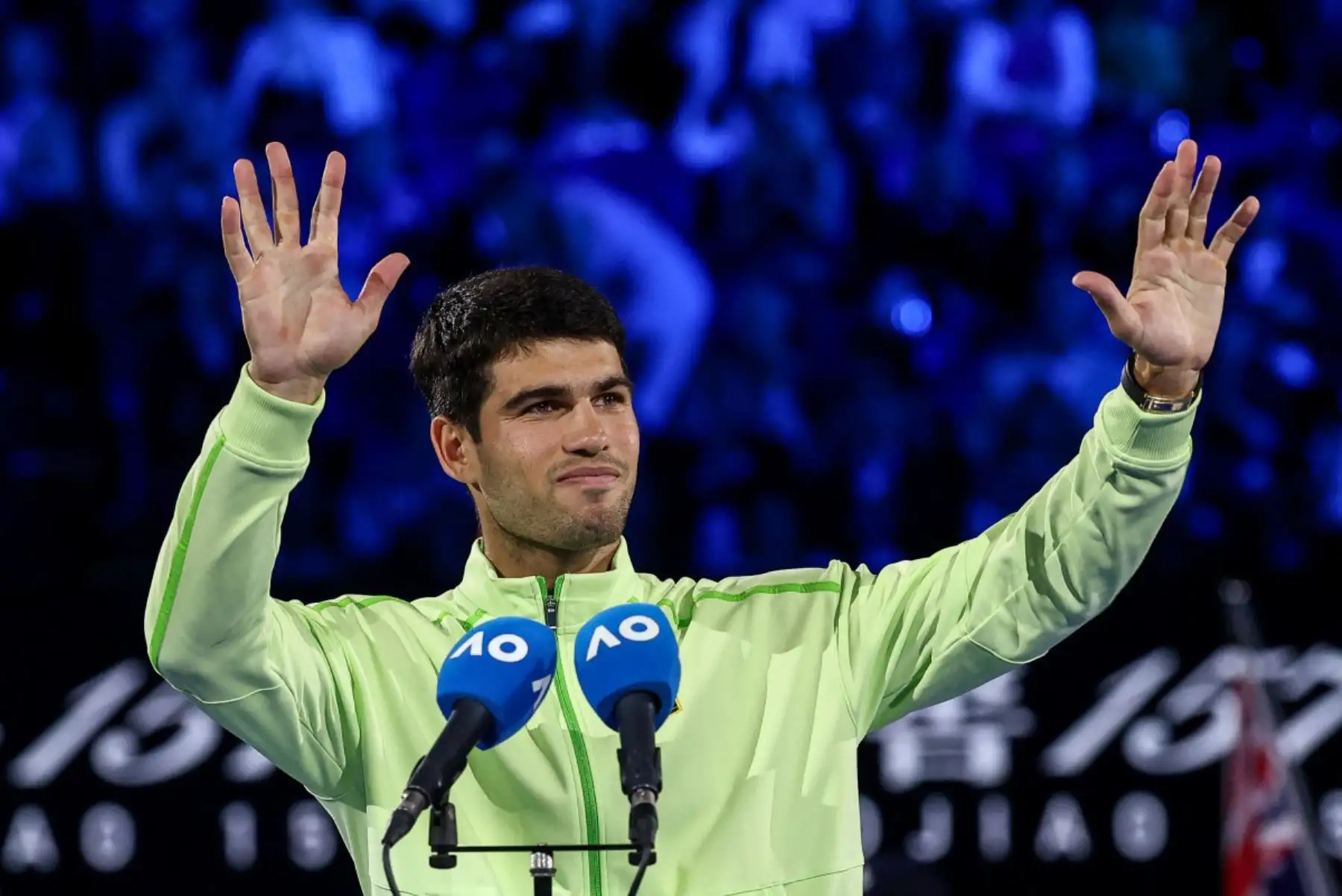 El español Carlos Alcaraz saluda a los espectadores tras derrotar al serbio Novak Djokovic en la final individual masculina del día quince del Abierto de Australia en Melbourne el 1 de febrero de 2026. Foto: ANDINA/AFP
