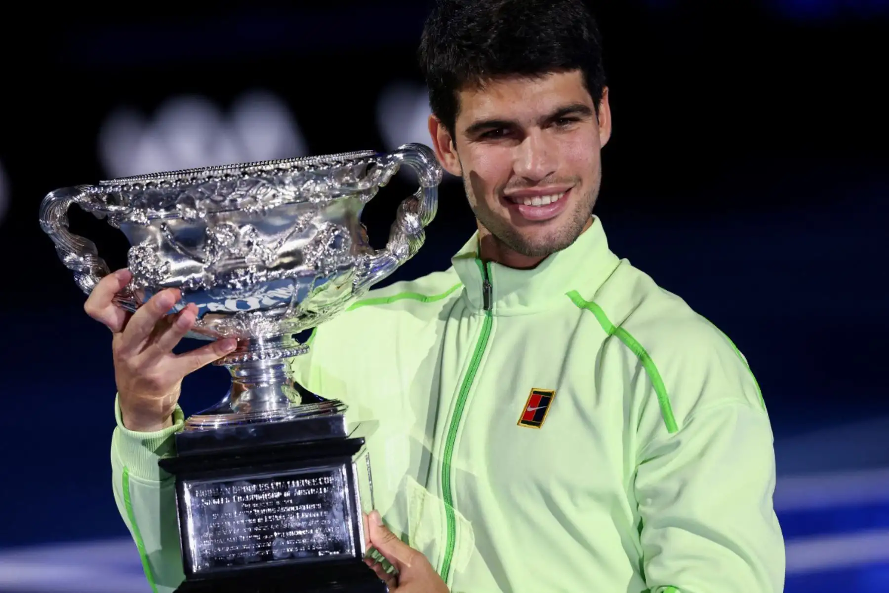 El español Carlos Alcaraz posa con la Norman Brookes Challenge Cup después de ganar contra el serbio Novak Djokovic en su partido final individual masculino en el día quince del torneo de tenis Abierto de Australia en Melbourne el 1 de febrero de 2026. Foto: ANDINA/ AFP