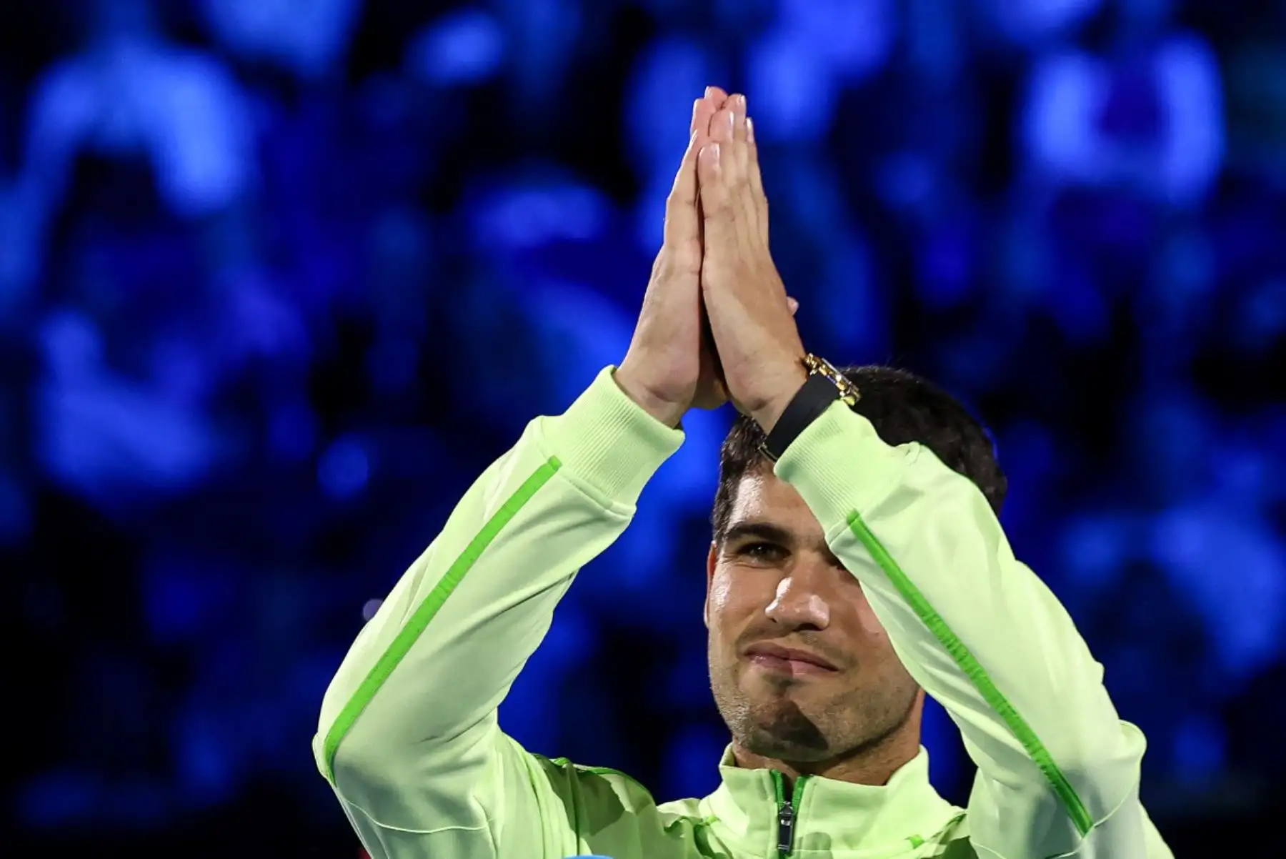 El español Carlos Alcaraz saluda a los espectadores tras derrotar al serbio Novak Djokovic en la final individual masculina del día quince del Abierto de Australia en Melbourne el 1 de febrero de 2026. Foto: ANDINA/AFP
