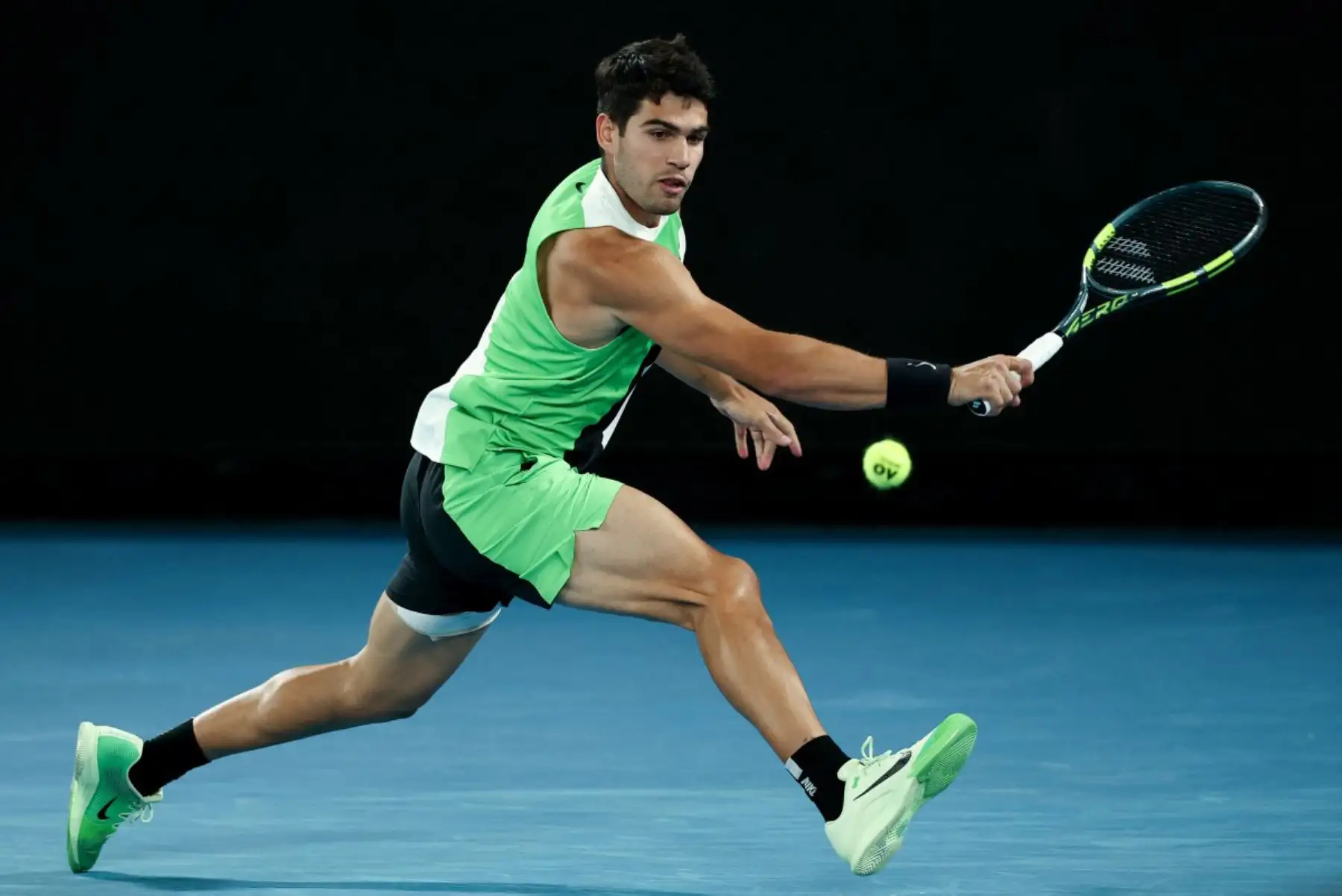 El español Carlos Alcaraz devuelve el balón al serbio Novak Djokovic durante su partido final individual masculino en el día quince del torneo de tenis Abierto de Australia en Melbourne el 1 de febrero de 2026. Foto: ANDINA/AFP