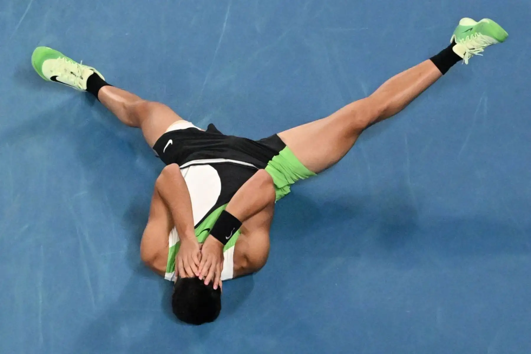 El español Carlos Alcaraz celebra su victoria contra el serbio Novak Djokovic durante su partido final individual masculino en el día quince del torneo de tenis Abierto de Australia en Melbourne el 1 de febrero de 2026. Foto: ANDINA/AFP