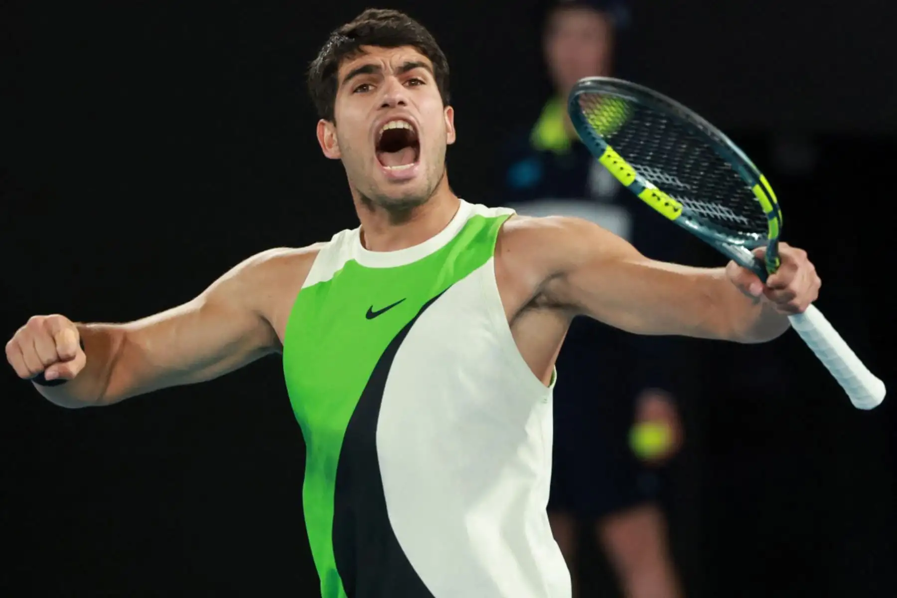 El español Carlos Alcaraz reacciona después de un punto contra el serbio Novak Djokovic durante su partido final individual masculino en el día quince del torneo de tenis Abierto de Australia en Melbourne el 1 de febrero de 2026. Foto: ANDINA/AFP