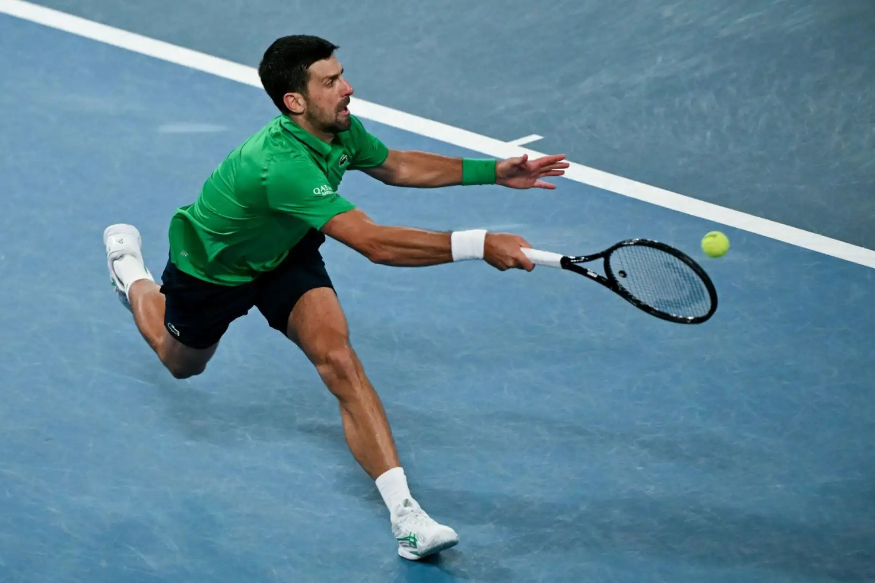 El español Carlos Alcaraz reacciona después de un punto contra el serbio Novak Djokovic durante su partido final individual masculino en el día quince del torneo de tenis Abierto de Australia en Melbourne el 1 de febrero de 2026. Foto: ANDINA/AFP