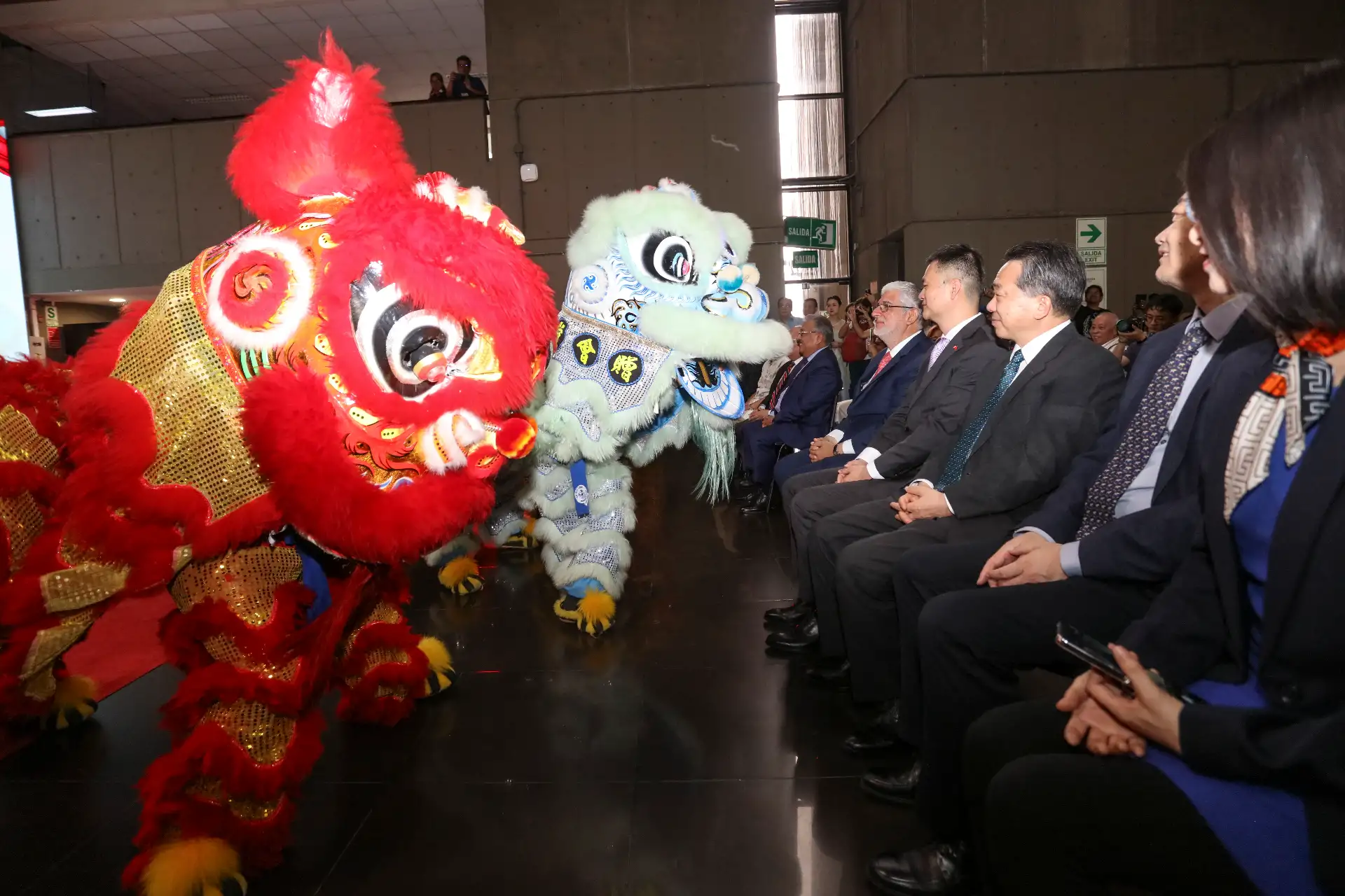La celebración del Día de la Confraternidad Peruano-China y la Feria Tradicional del Año Nuevo Chino se realizó en la sede del Ministerio de Cultura, con la participación del ministro Alfredo Luna y funcionarios de la embajada china, en una jornada que destacó el fortalecimiento de los lazos culturales entre ambos países; el evento incluyó exposiciones de productos y una muestra gastronómica que permitió al público conocer y apreciar las tradiciones del Año Nuevo Chino. Foto: Embajada de China