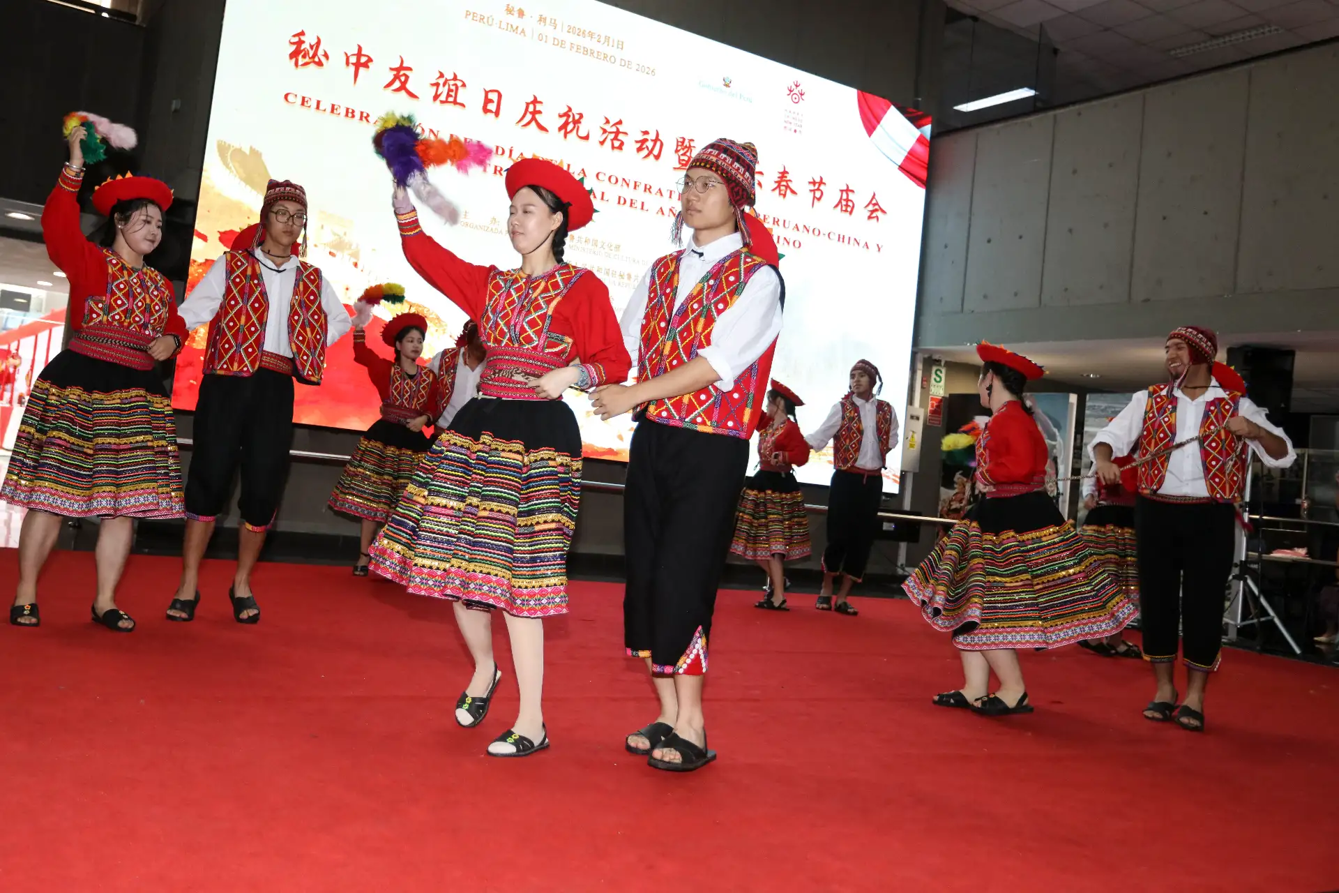 La celebración del Día de la Confraternidad Peruano-China y la Feria Tradicional del Año Nuevo Chino se realizó en la sede del Ministerio de Cultura, con la participación del ministro Alfredo Luna y funcionarios de la embajada china, en una jornada que destacó el fortalecimiento de los lazos culturales entre ambos países; el evento incluyó exposiciones de productos y una muestra gastronómica que permitió al público conocer y apreciar las tradiciones del Año Nuevo Chino. Foto: Embajada de China