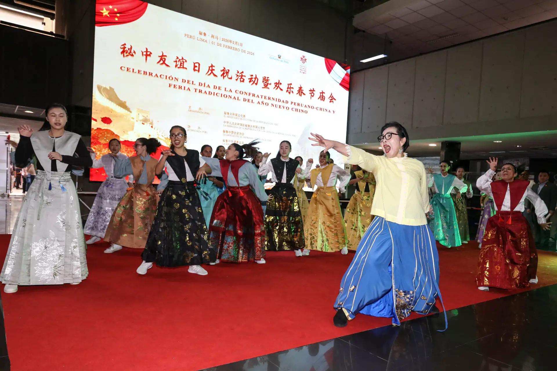 La celebración del Día de la Confraternidad Peruano-China y la Feria Tradicional del Año Nuevo Chino se realizó en la sede del Ministerio de Cultura, con la participación del ministro Alfredo Luna y funcionarios de la embajada china, en una jornada que destacó el fortalecimiento de los lazos culturales entre ambos países; el evento incluyó exposiciones de productos y una muestra gastronómica que permitió al público conocer y apreciar las tradiciones del Año Nuevo Chino. Foto: Embajada de China