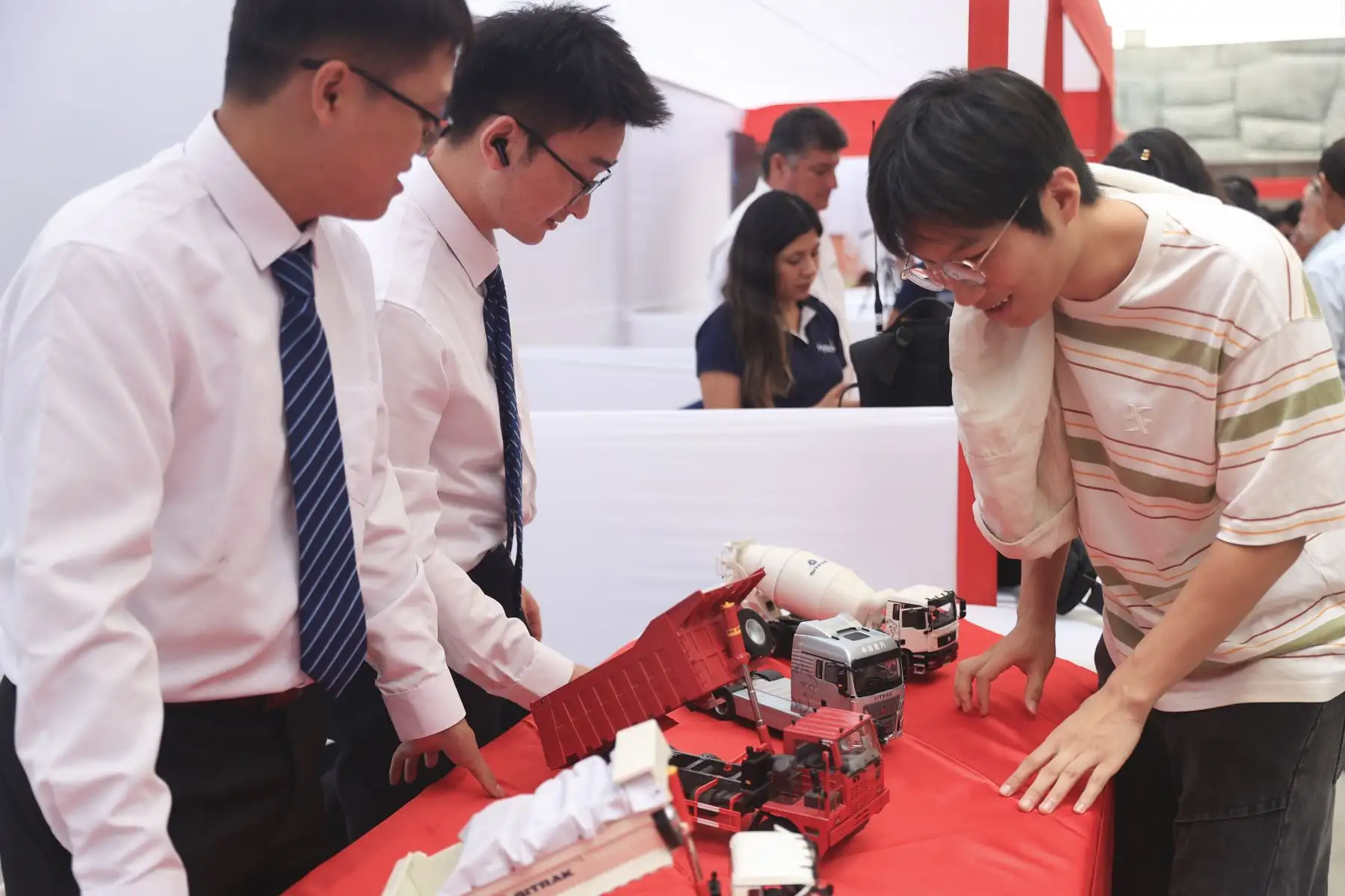 La celebración del Día de la Confraternidad Peruano-China y la Feria Tradicional del Año Nuevo Chino se realizó en la sede del Ministerio de Cultura, con la participación del ministro Alfredo Luna y funcionarios de la embajada china, en una jornada que destacó el fortalecimiento de los lazos culturales entre ambos países; el evento incluyó exposiciones de productos y una muestra gastronómica que permitió al público conocer y apreciar las tradiciones del Año Nuevo Chino. Foto: ANDINA/Jhonel Rodríguez Robles