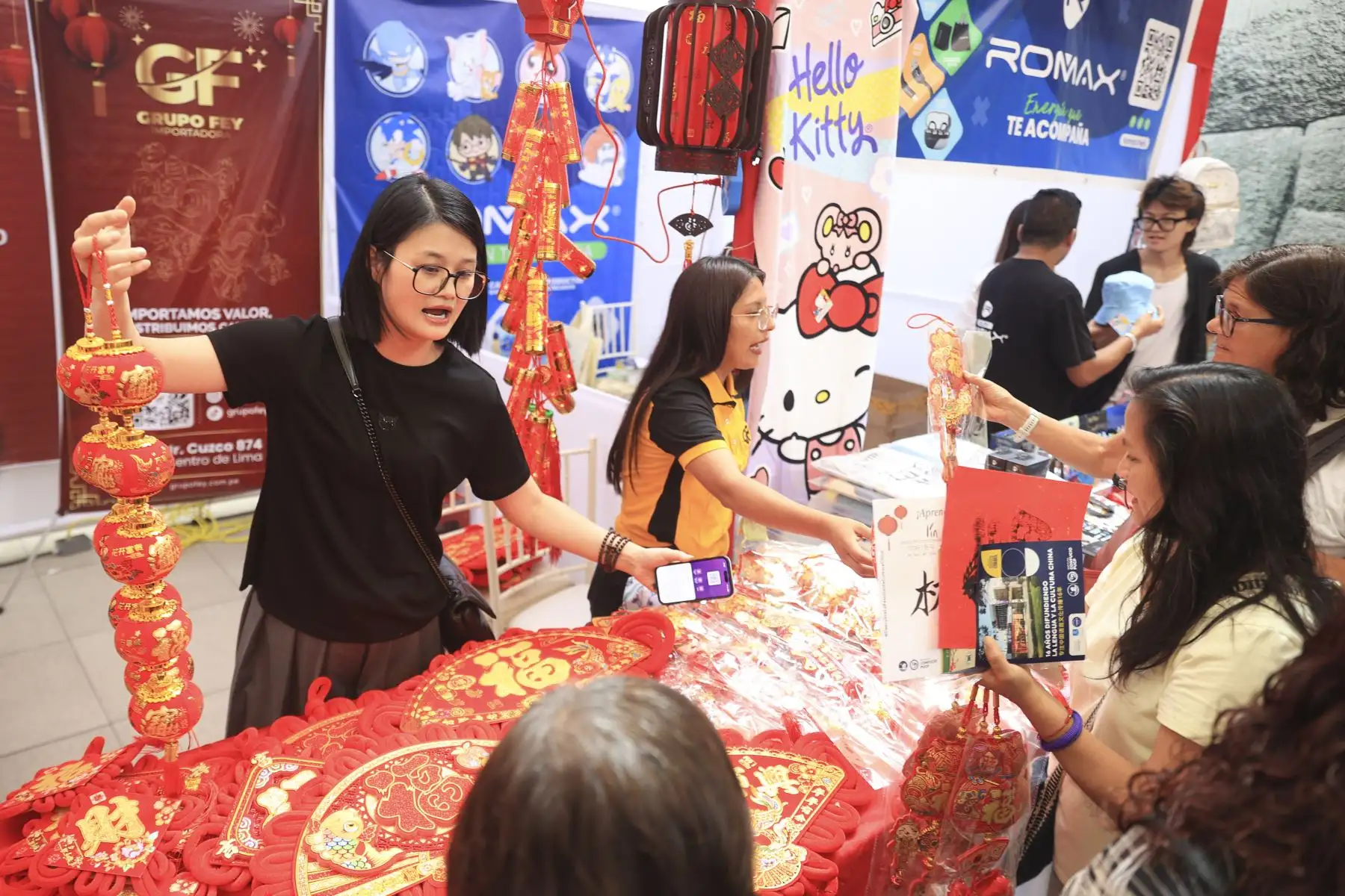 La celebración del Día de la Confraternidad Peruano-China y la Feria Tradicional del Año Nuevo Chino se realizó en la sede del Ministerio de Cultura, con la participación del ministro Alfredo Luna y funcionarios de la embajada china, en una jornada que destacó el fortalecimiento de los lazos culturales entre ambos países; el evento incluyó exposiciones de productos y una muestra gastronómica que permitió al público conocer y apreciar las tradiciones del Año Nuevo Chino. Foto: ANDINA/Jhonel Rodríguez Robles