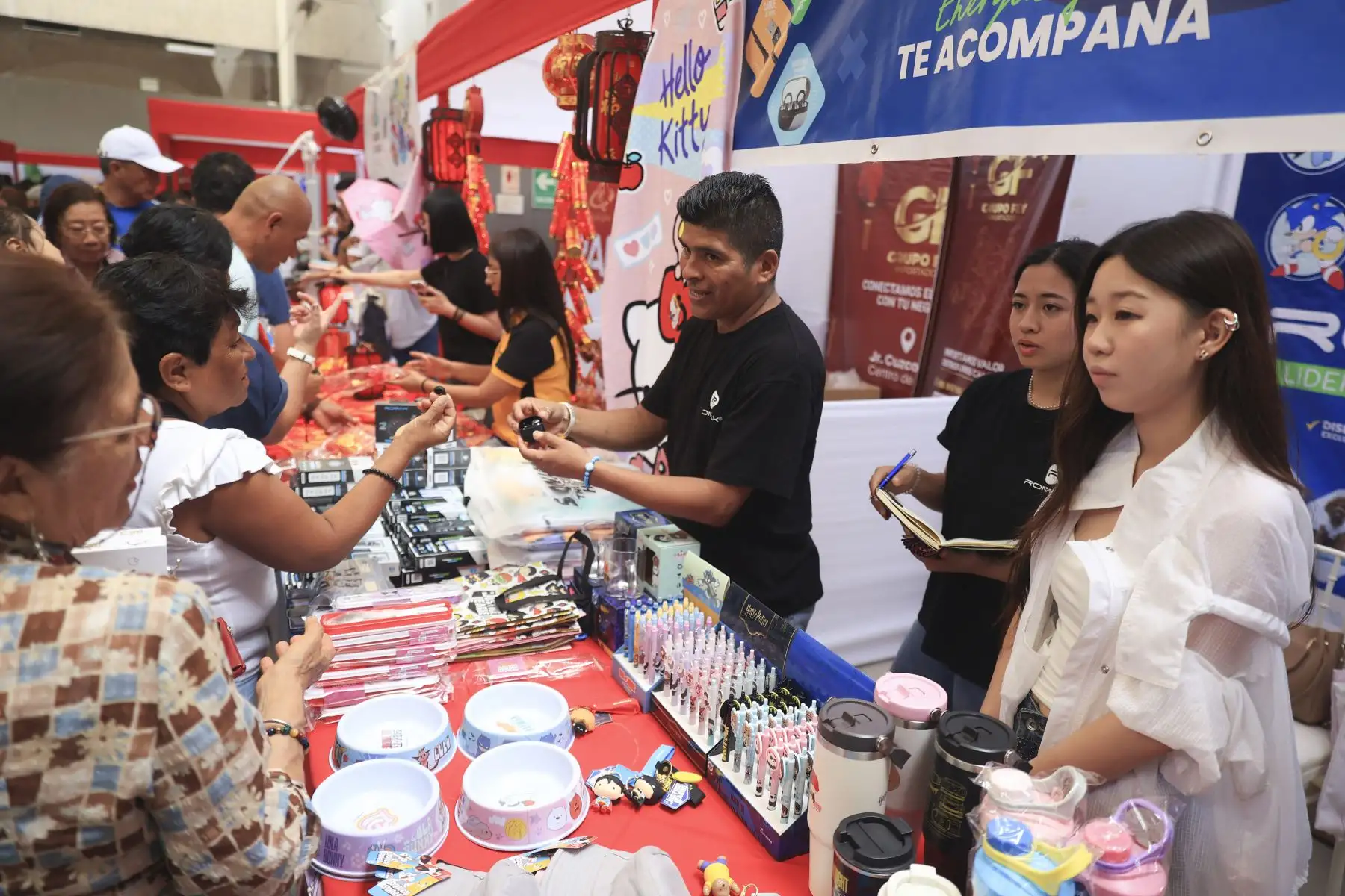 La celebración del Día de la Confraternidad Peruano-China y la Feria Tradicional del Año Nuevo Chino se realizó en la sede del Ministerio de Cultura, con la participación del ministro Alfredo Luna y funcionarios de la embajada china, en una jornada que destacó el fortalecimiento de los lazos culturales entre ambos países; el evento incluyó exposiciones de productos y una muestra gastronómica que permitió al público conocer y apreciar las tradiciones del Año Nuevo Chino. Foto: ANDINA/Jhonel Rodríguez Robles