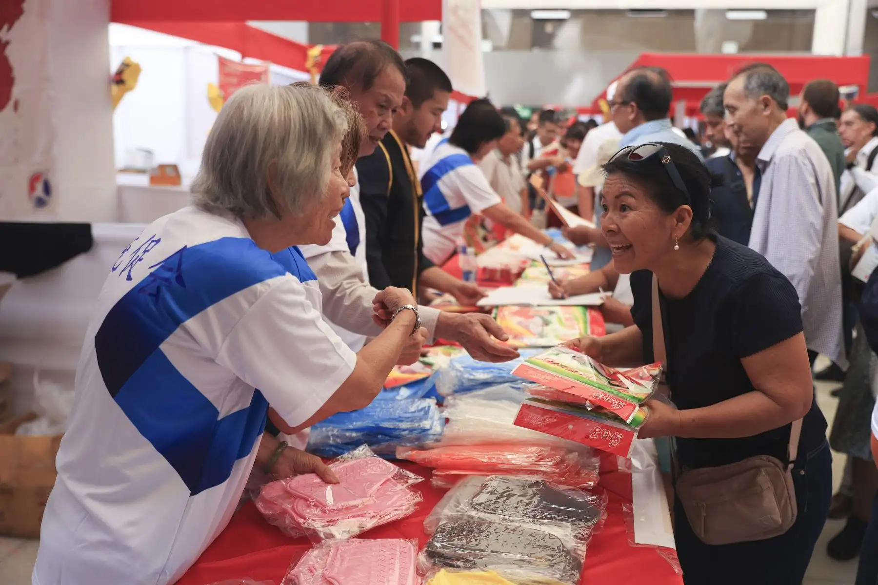 La celebración del Día de la Confraternidad Peruano-China y la Feria Tradicional del Año Nuevo Chino se realizó en la sede del Ministerio de Cultura, con la participación del ministro Alfredo Luna y funcionarios de la embajada china, en una jornada que destacó el fortalecimiento de los lazos culturales entre ambos países; el evento incluyó exposiciones de productos y una muestra gastronómica que permitió al público conocer y apreciar las tradiciones del Año Nuevo Chino. Foto: ANDINA/Jhonel Rodríguez Robles