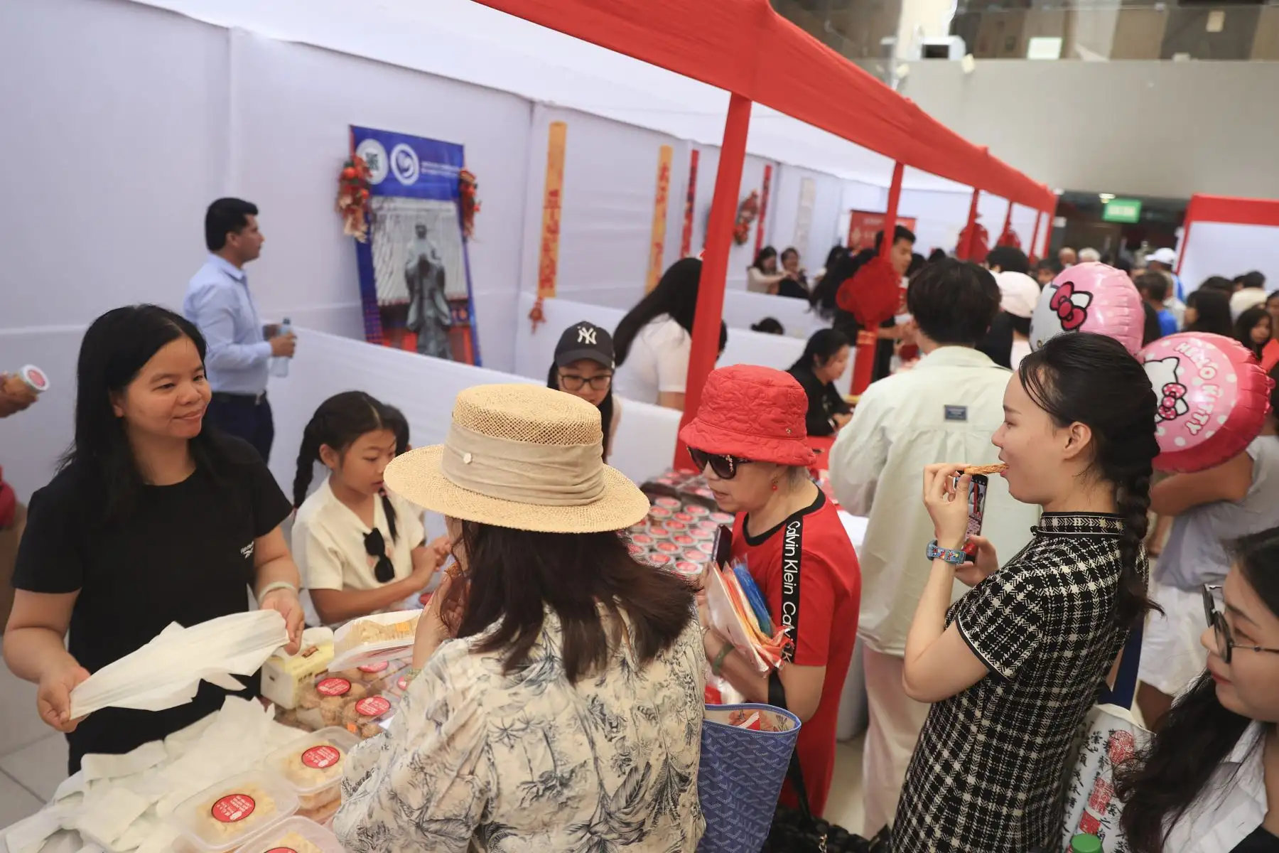 La celebración del Día de la Confraternidad Peruano-China y la Feria Tradicional del Año Nuevo Chino se realizó en la sede del Ministerio de Cultura, con la participación del ministro Alfredo Luna y funcionarios de la embajada china, en una jornada que destacó el fortalecimiento de los lazos culturales entre ambos países; el evento incluyó exposiciones de productos y una muestra gastronómica que permitió al público conocer y apreciar las tradiciones del Año Nuevo Chino. Foto: ANDINA/Jhonel Rodríguez Robles
