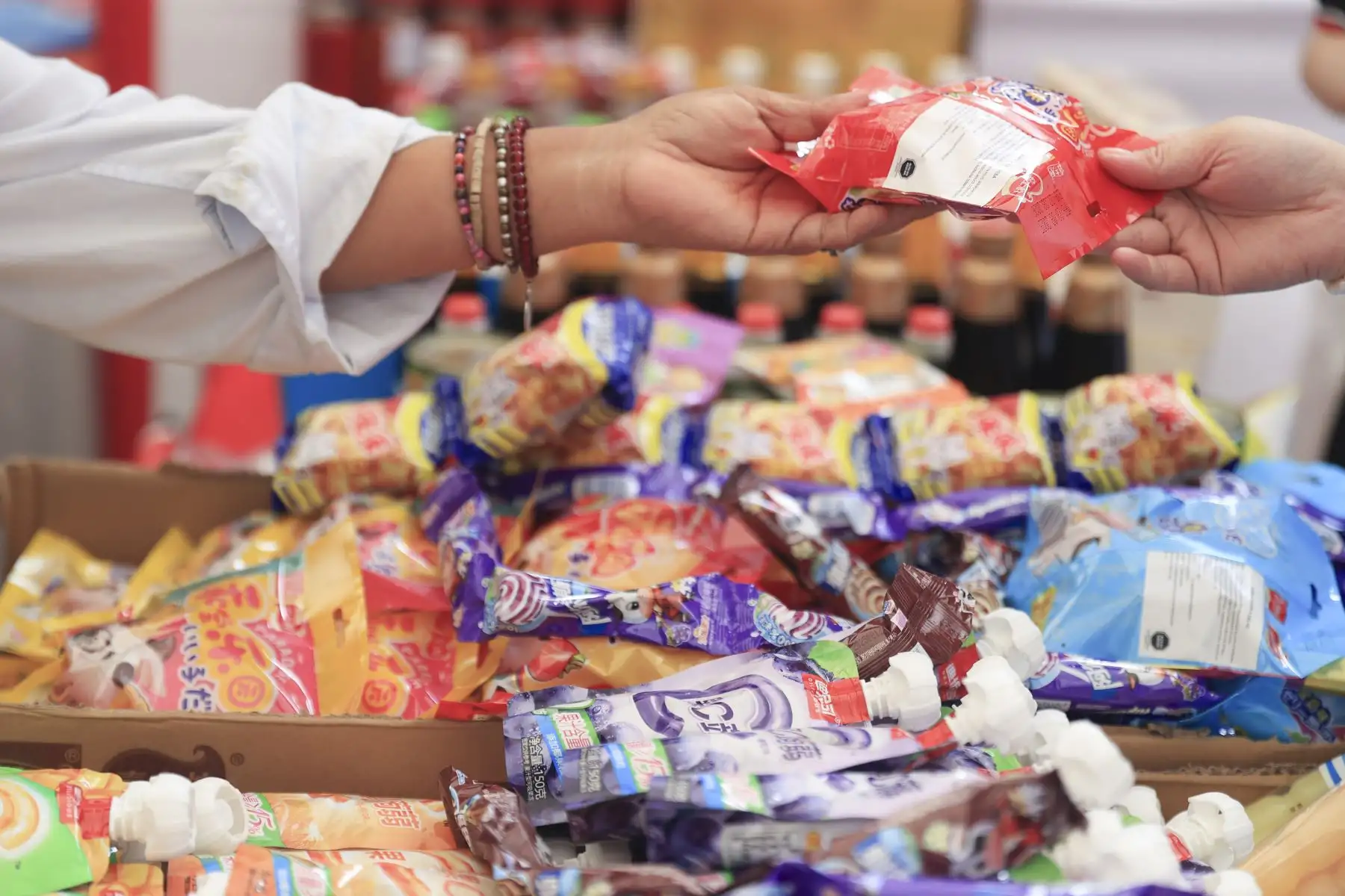 La celebración del Día de la Confraternidad Peruano-China y la Feria Tradicional del Año Nuevo Chino se realizó en la sede del Ministerio de Cultura, con la participación del ministro Alfredo Luna y funcionarios de la embajada china, en una jornada que destacó el fortalecimiento de los lazos culturales entre ambos países; el evento incluyó exposiciones de productos y una muestra gastronómica que permitió al público conocer y apreciar las tradiciones del Año Nuevo Chino. Foto: ANDINA/Jhonel Rodríguez Robles