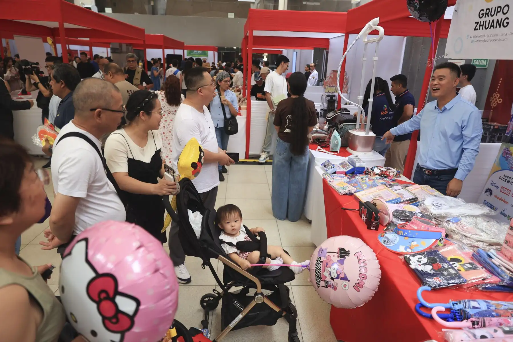 La celebración del Día de la Confraternidad Peruano-China y la Feria Tradicional del Año Nuevo Chino se realizó en la sede del Ministerio de Cultura, con la participación del ministro Alfredo Luna y funcionarios de la embajada china, en una jornada que destacó el fortalecimiento de los lazos culturales entre ambos países; el evento incluyó exposiciones de productos y una muestra gastronómica que permitió al público conocer y apreciar las tradiciones del Año Nuevo Chino. Foto: ANDINA/Jhonel Rodríguez Robles