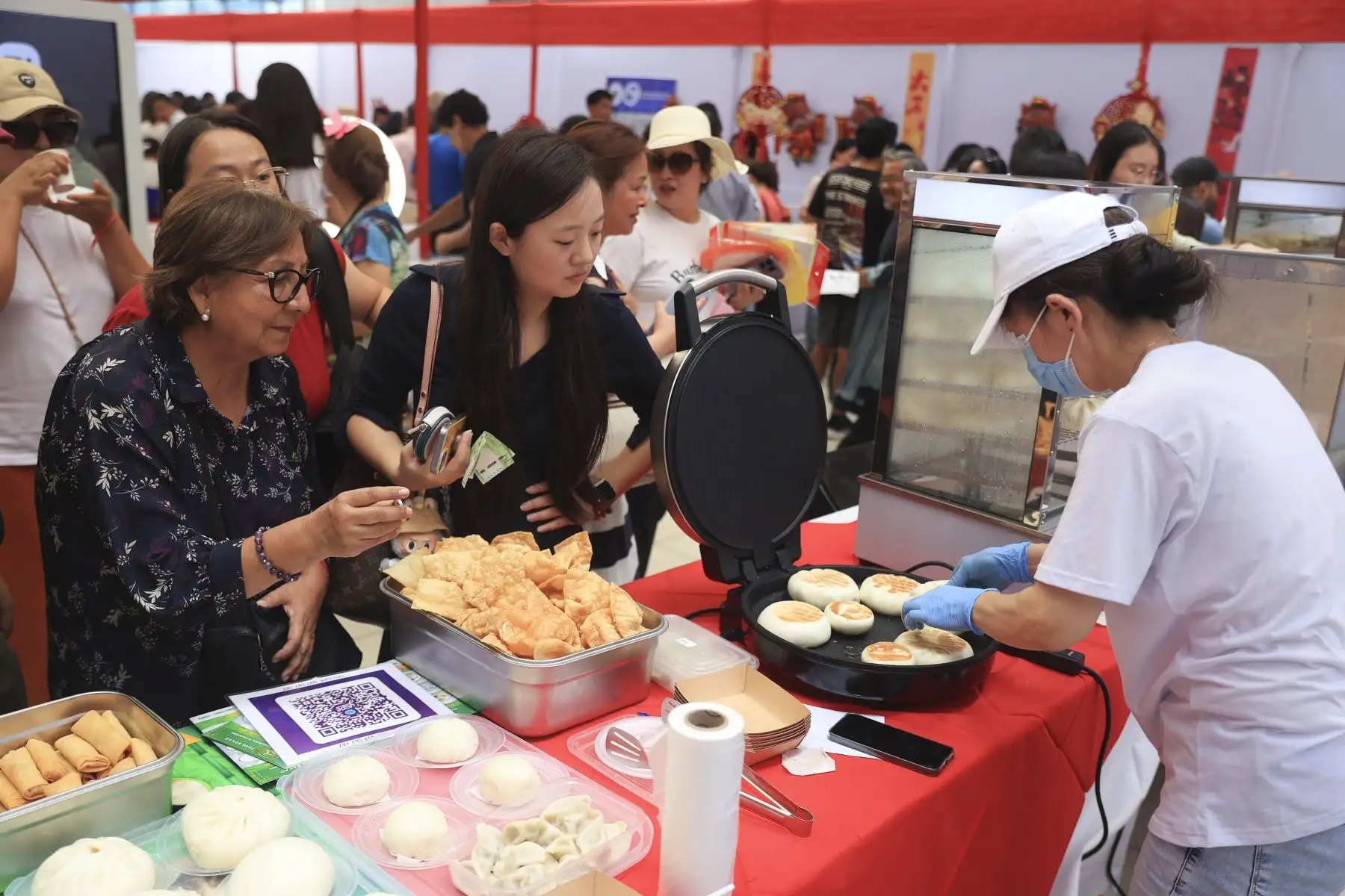 La celebración del Día de la Confraternidad Peruano-China y la Feria Tradicional del Año Nuevo Chino se realizó en la sede del Ministerio de Cultura, con la participación del ministro Alfredo Luna y funcionarios de la embajada china, en una jornada que destacó el fortalecimiento de los lazos culturales entre ambos países; el evento incluyó exposiciones de productos y una muestra gastronómica que permitió al público conocer y apreciar las tradiciones del Año Nuevo Chino. Foto: ANDINA/Jhonel Rodríguez Robles