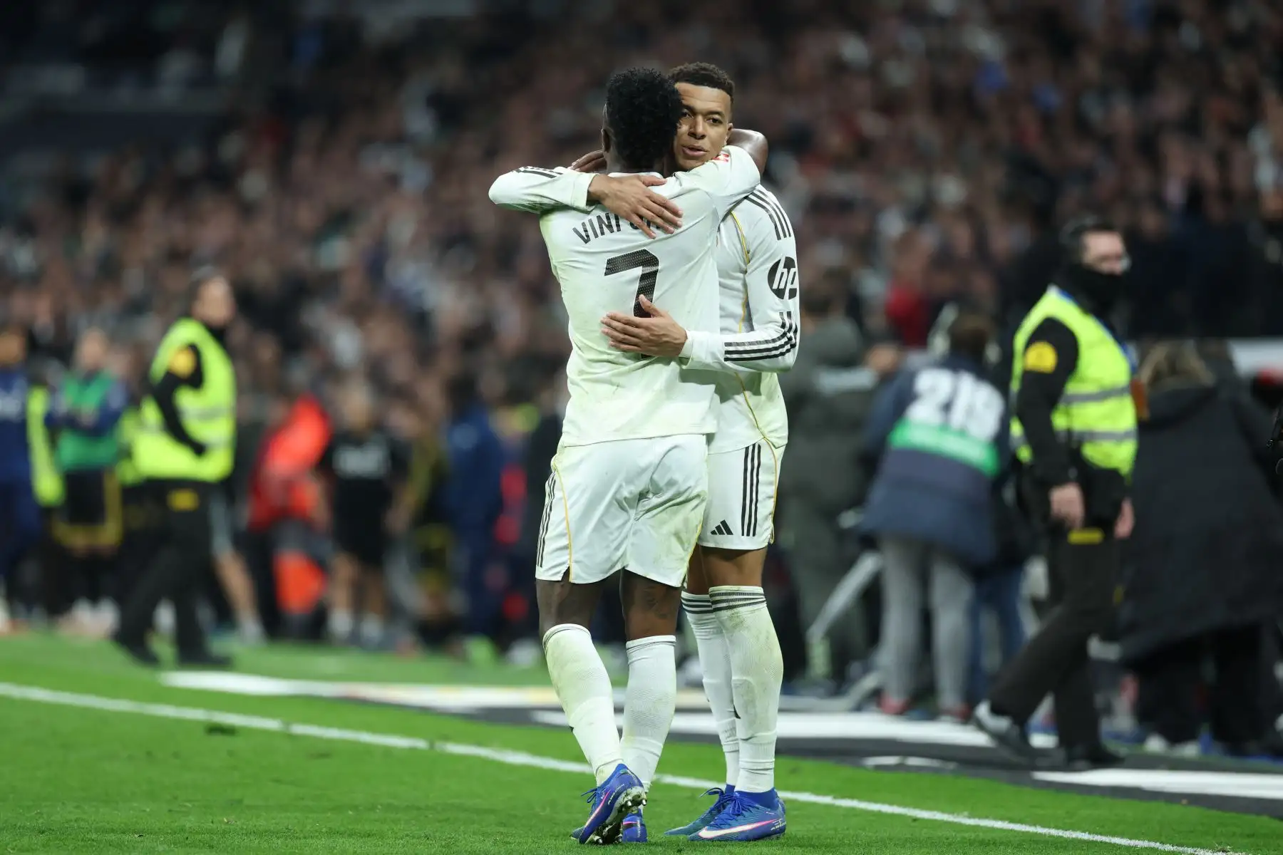 El delantero francés  del Real Madrid, Kylian Mbappé, celebra el segundo gol de su equipo con el delantero brasileño  del Real Madrid, Vinicius Junior, durante el partido de la liga española entre el Real Madrid CF y el Rayo Vallecano en el estadio Santiago Bernabéu de Madrid.
Foto: AFP