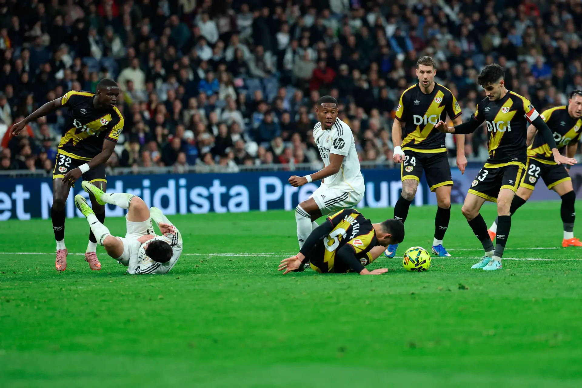 El delantero marroquí del Real Madrid, Brahim Díaz, cae al suelo tras recibir una falta del defensa italiano del Rayo Vallecano, Luiz Felipe, durante el partido de la liga española entre el Real Madrid CF y el Rayo Vallecano en el estadio Santiago Bernabéu de Madrid.
Foto: AFP