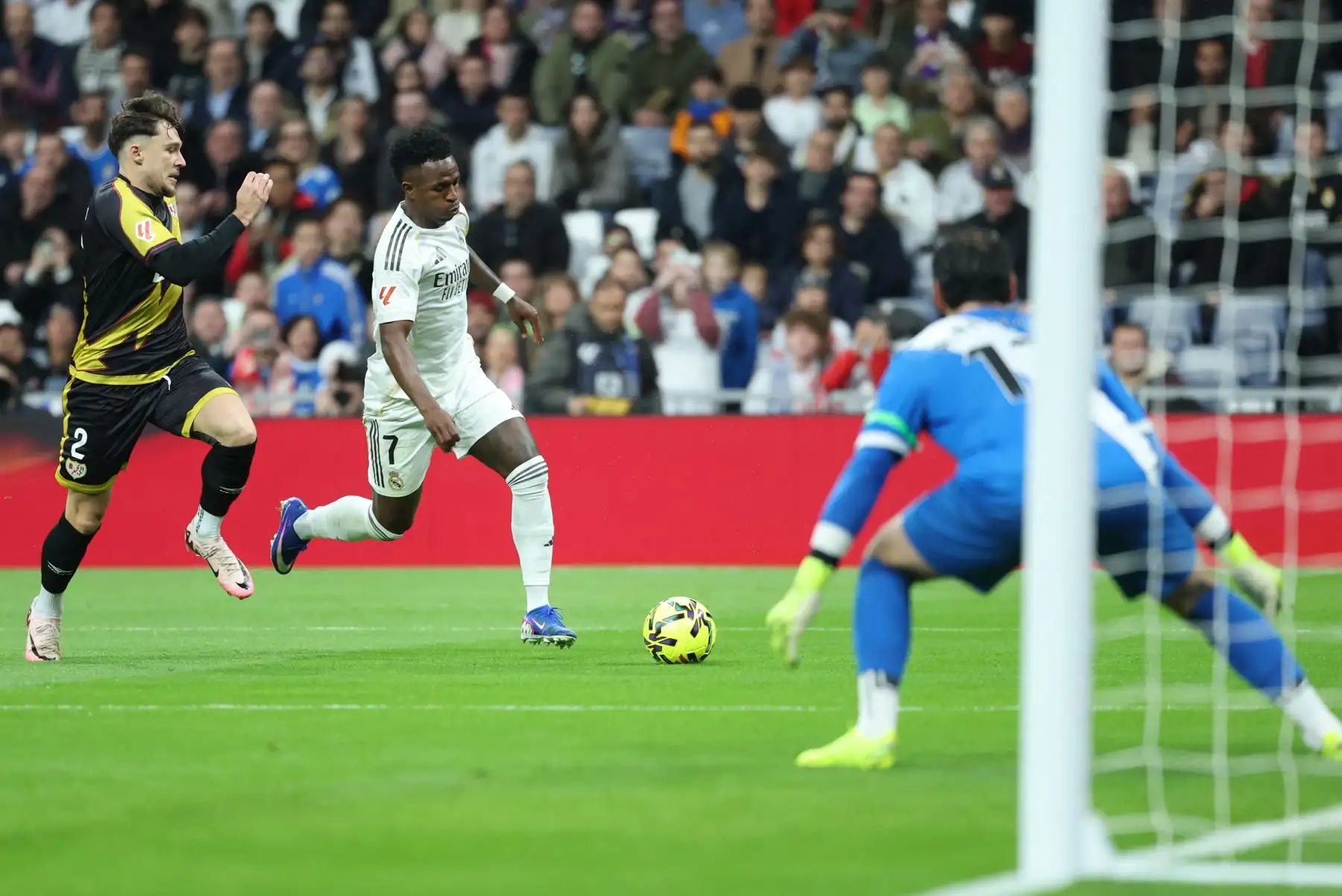El defensa rumano del Rayo Vallecano, Andrei Ratiu, y el delantero brasileño del Real Madrid, Vinicius Junior, luchan por el balón durante el partido de la liga española entre el Real Madrid CF y el Rayo Vallecano en el estadio Santiago Bernabéu de Madrid.
Foto:AFP