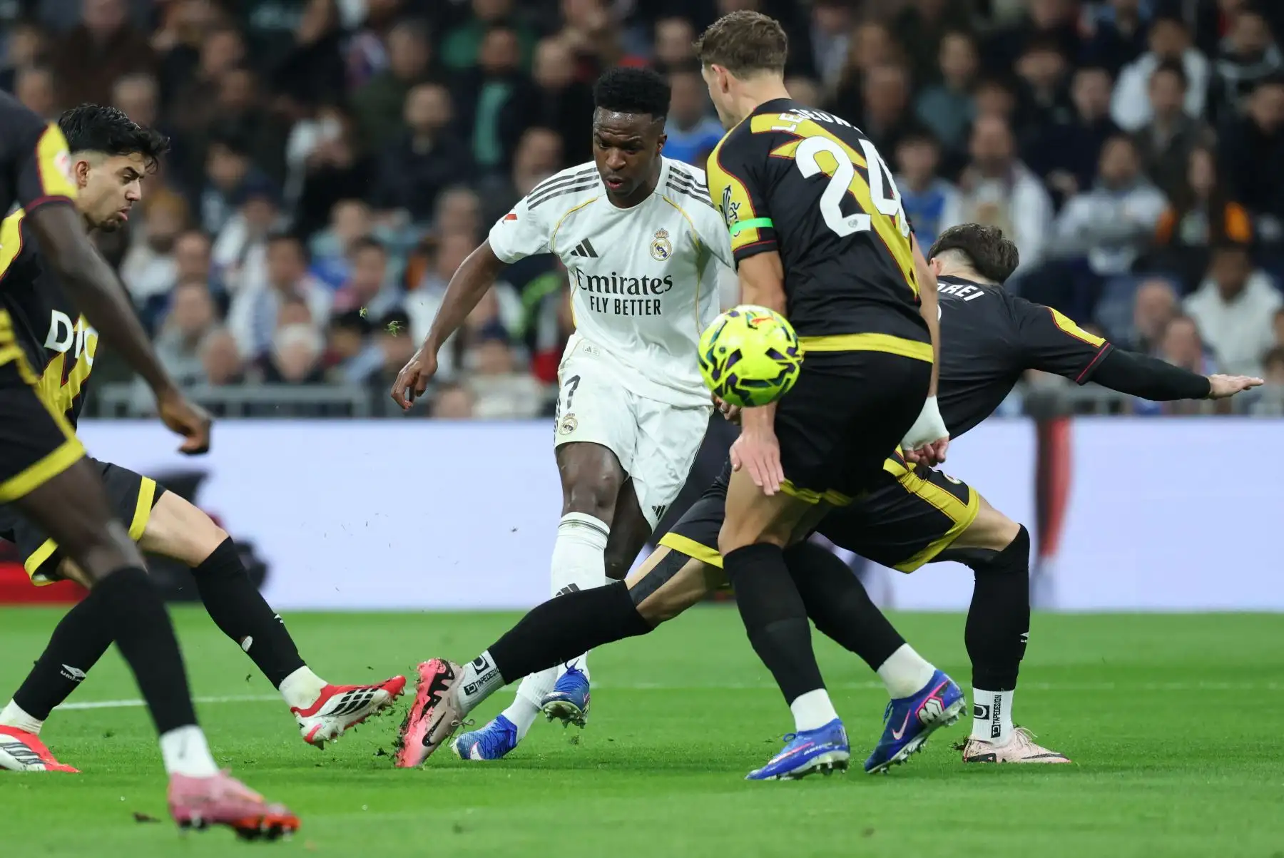 El delantero brasileño  del Real Madrid, Vinicius Junior, marca el primer gol durante el partido de la liga española entre el Real Madrid CF y el Rayo Vallecano en el estadio Santiago Bernabéu de Madrid.
Foto: AFP