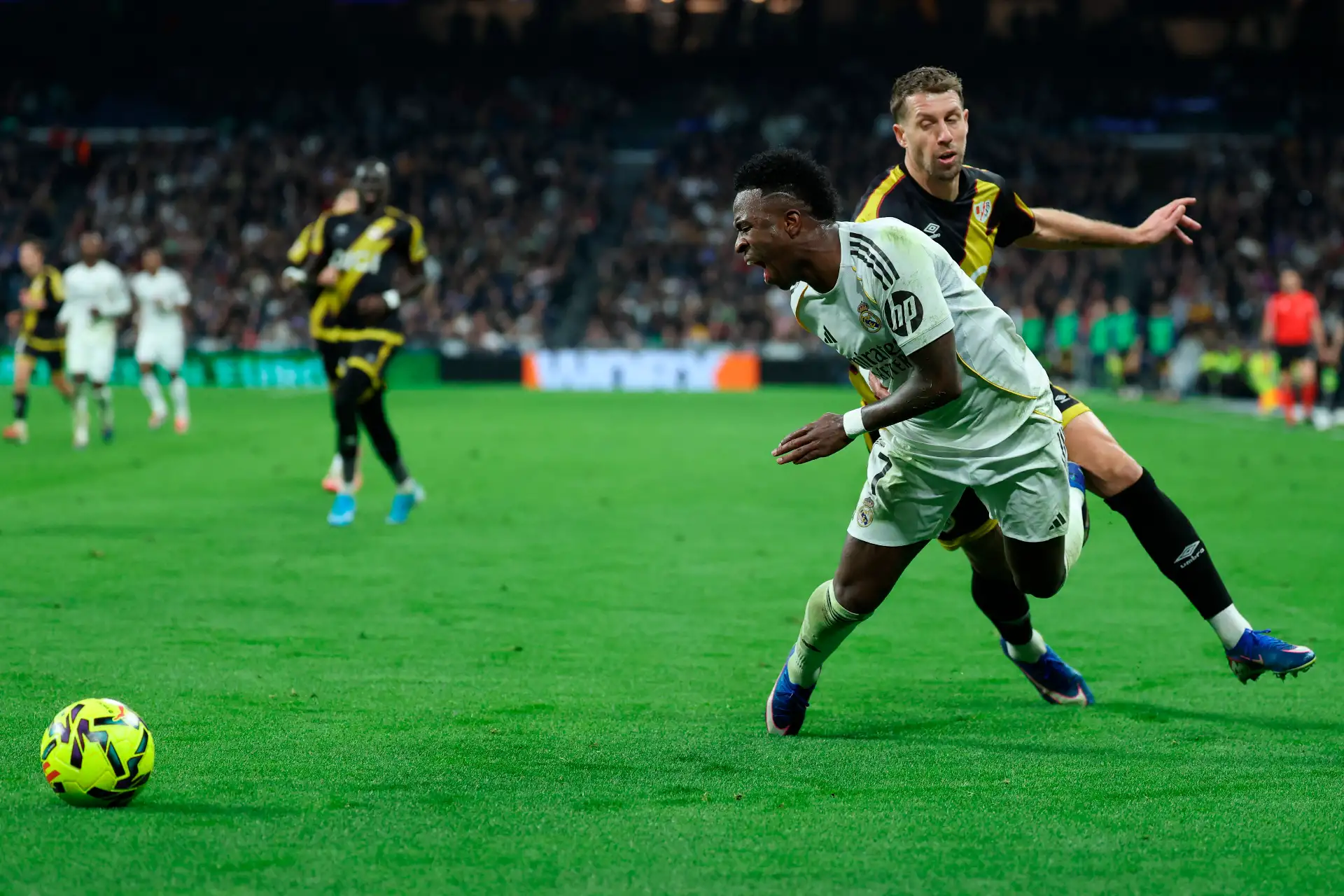 El delantero brasileño  del Real Madrid Vinicius Junior y el defensa francés  del Rayo Vallecano Florian Lejeune luchan por el balón durante el partido de fútbol de la liga española entre el Real Madrid CF y el Rayo Vallecano en el estadio Santiago Bernabéu en Madrid.
Foto: AFP
