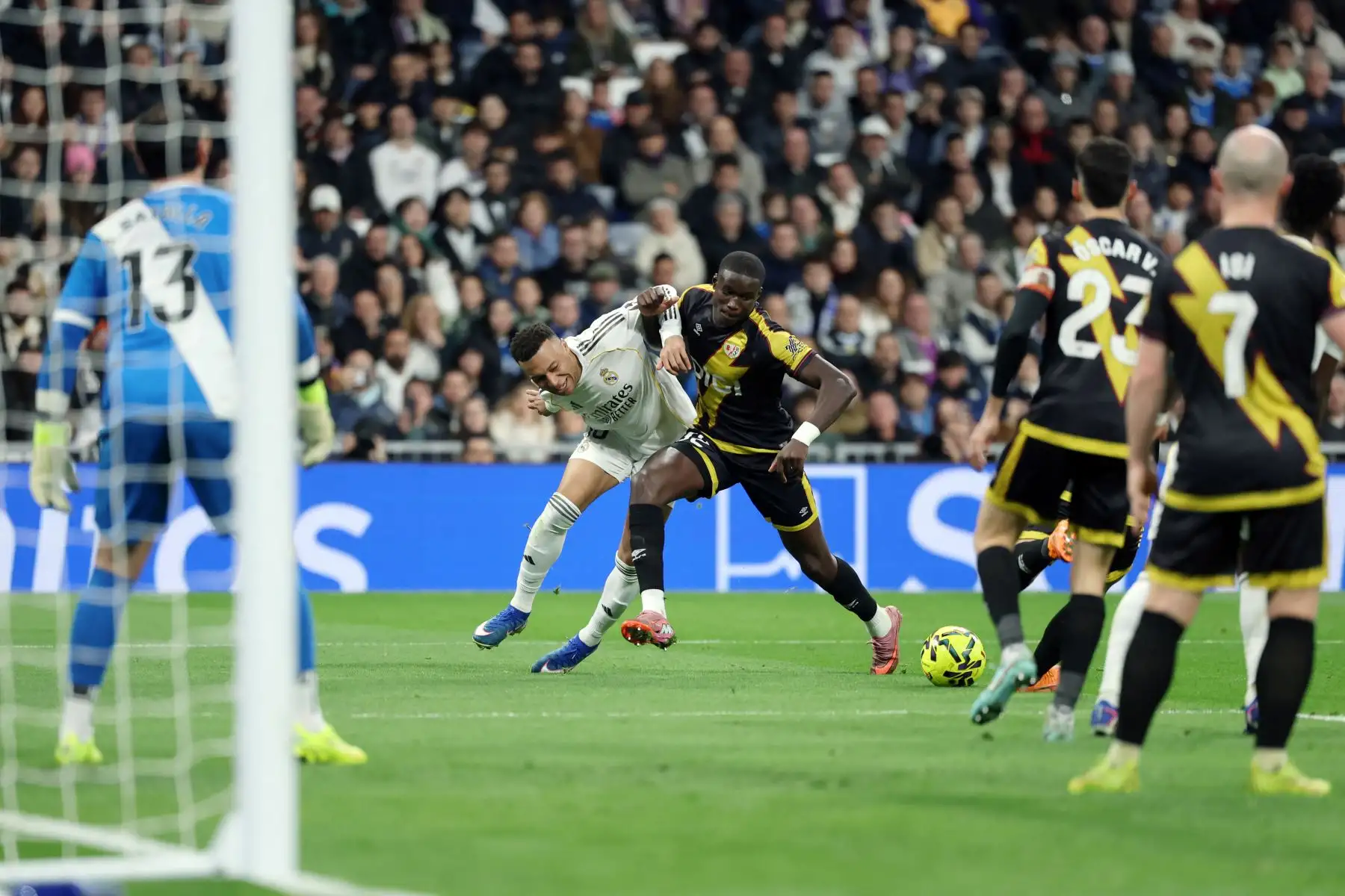 El delantero francés  del Real Madrid, Kylian Mbappé  lucha por el balón con el defensa senegalés  del Rayo Vallecano, Nobel Mendy, durante el partido de la liga española entre el Real Madrid CF y el Rayo Vallecano en el estadio Santiago Bernabéu de Madrid .
Foto: AFP