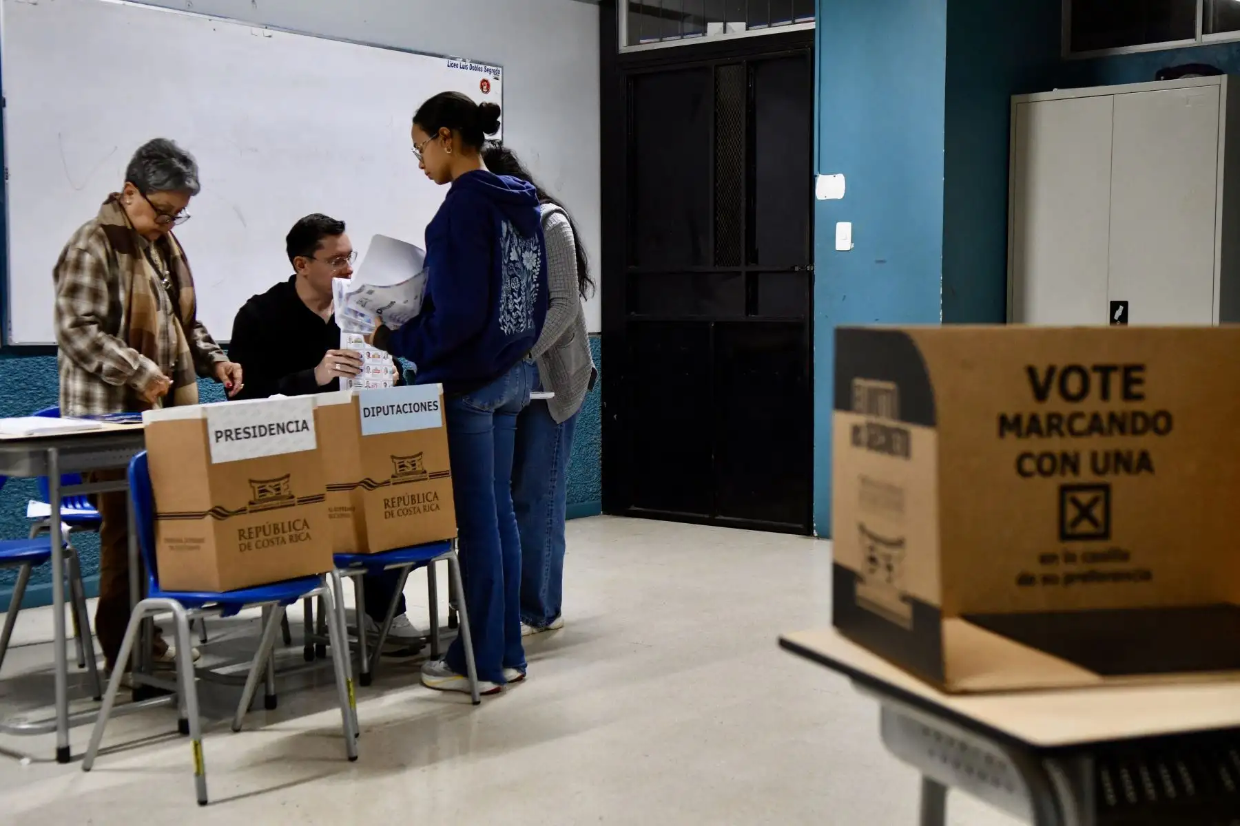 Funcionarios electorales cuentan los votos tras el cierre de las urnas durante las elecciones presidenciales en San José.
Foto: AFP
