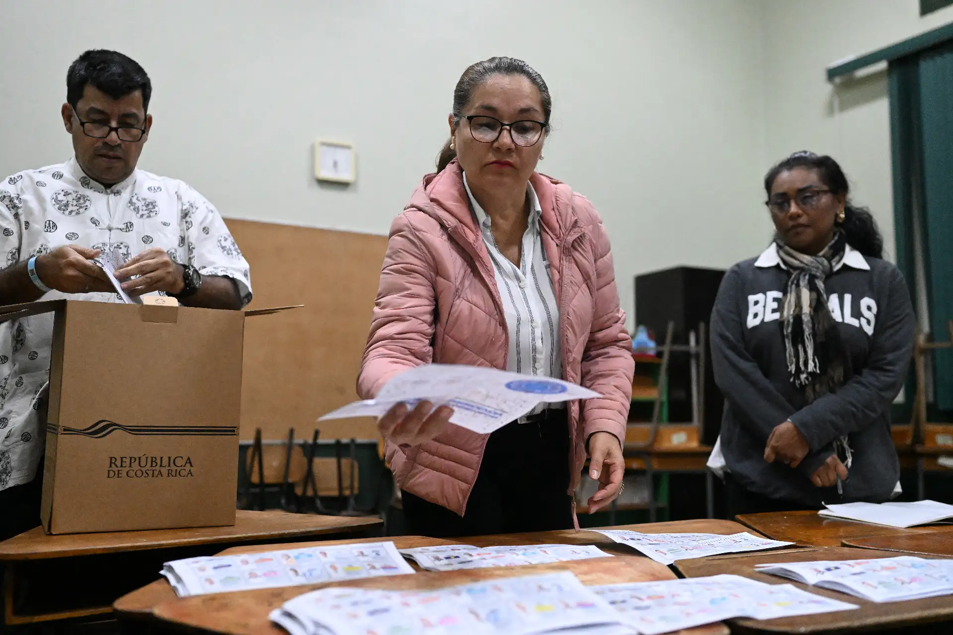 Una funcionaria electoral muestra una papeleta mientras cuenta los votos tras el cierre de las urnas durante las elecciones presidenciales en San José.
Foto: AFP