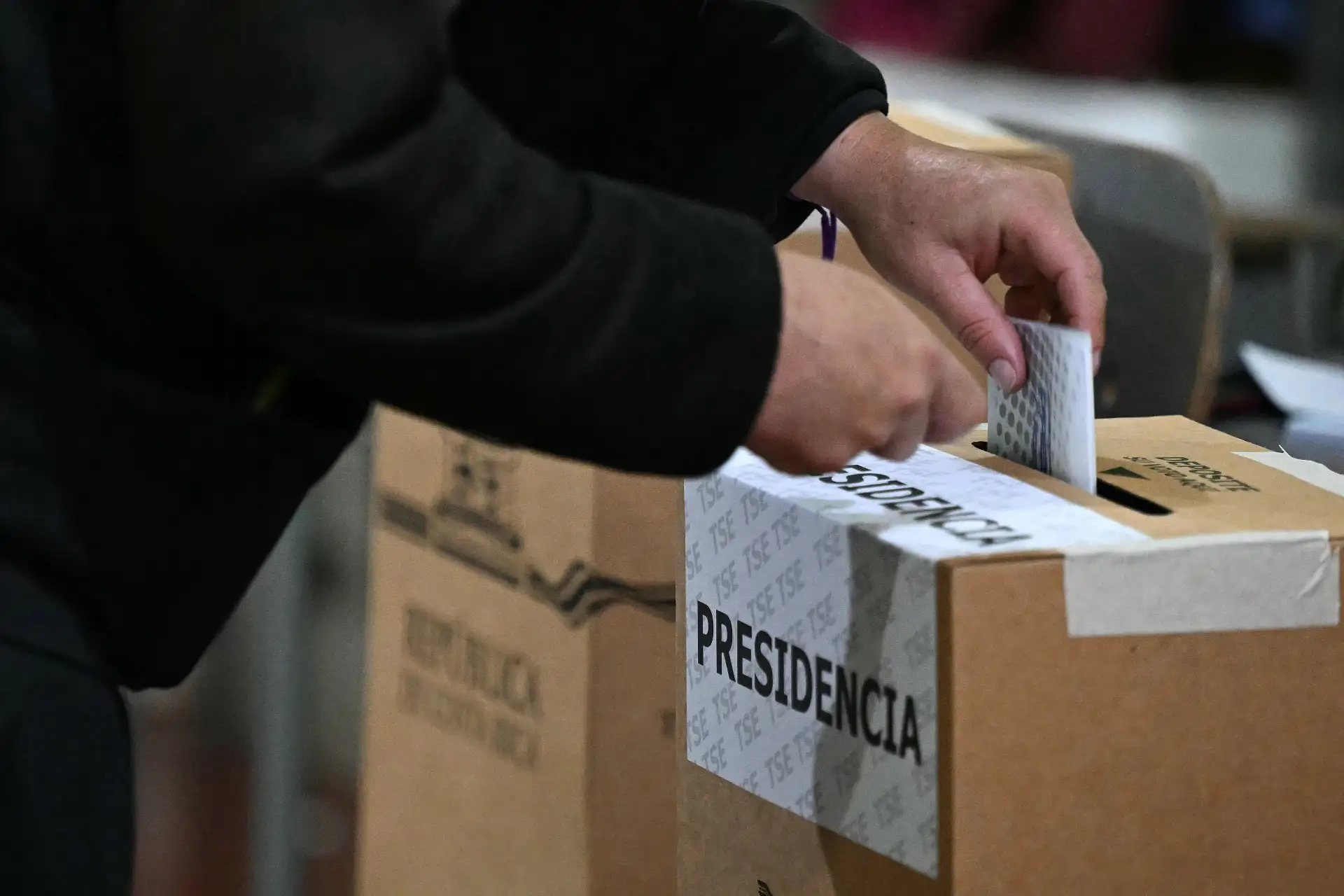 Un hombre emite su voto en un colegio electoral durante las elecciones presidenciales en Cartago, Costa Rica.
Foto: AFP