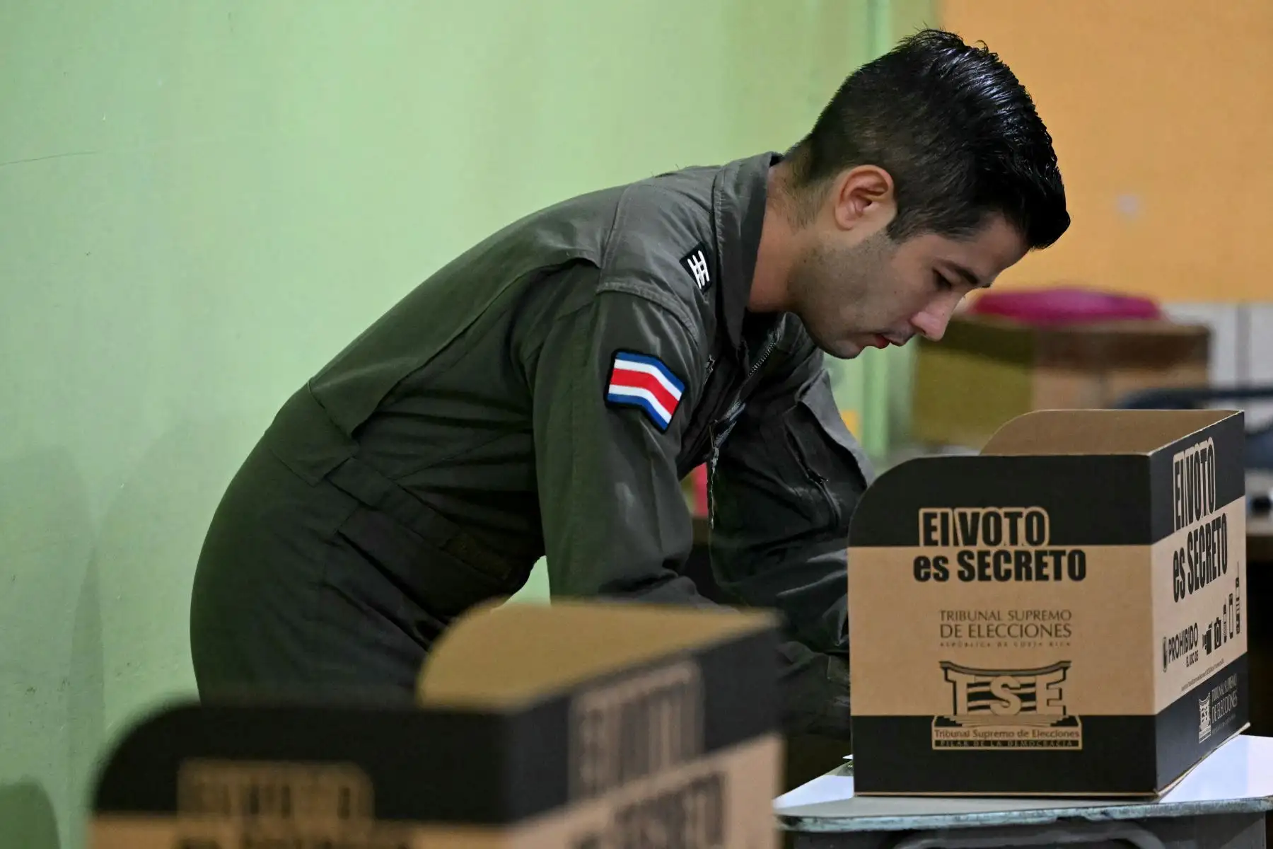 Un hombre vota en un colegio electoral durante las elecciones presidenciales en Cartago, Costa Rica.
Foto: AFP