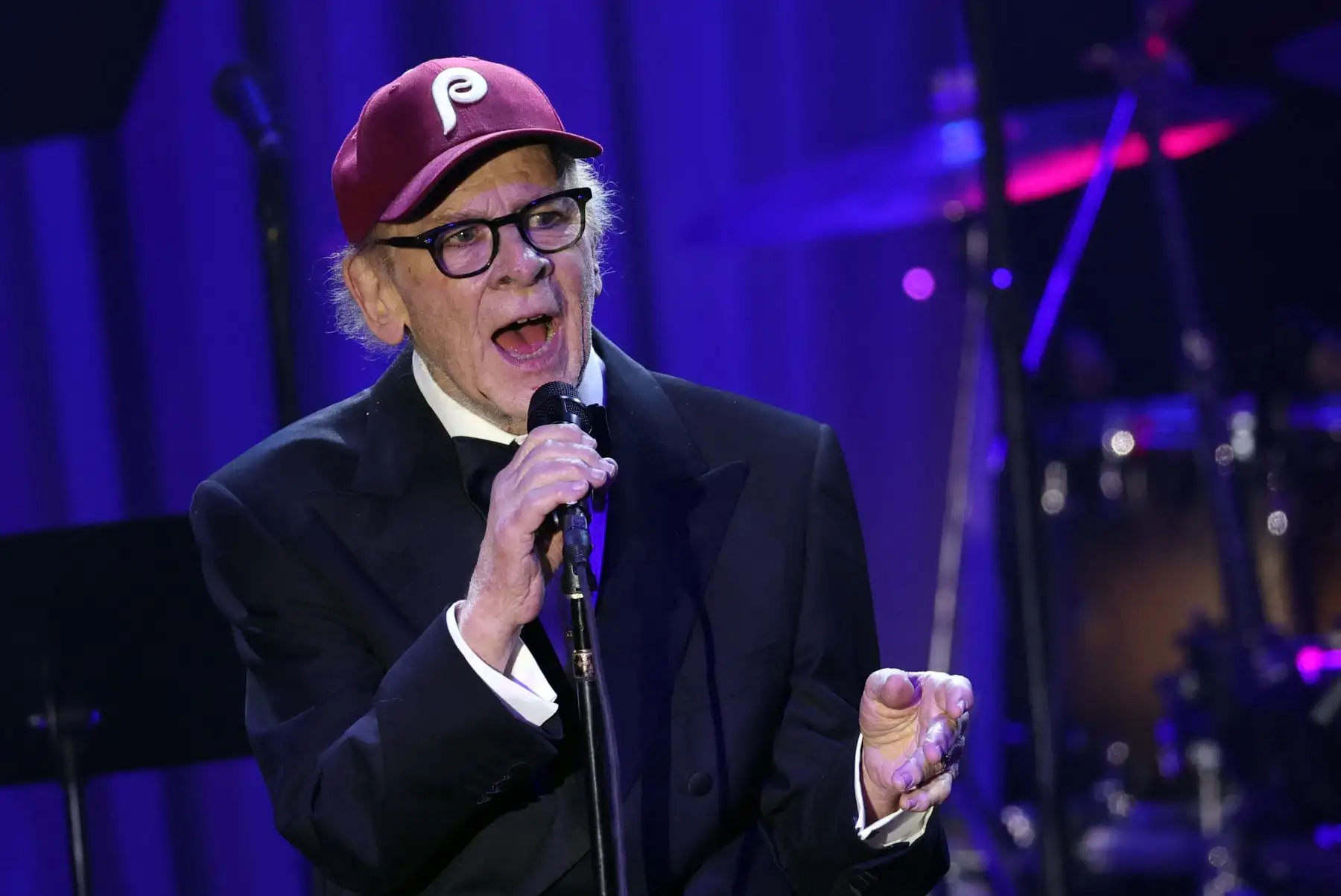 El cantante estadounidense Art Garfunkel se presenta en el escenario durante la gala previa a los Grammy "Saludo a los Íconos de la Industria" de la Academia de la Grabación y Clive Davis en el hotel Beverly Hilton de Beverly Hills, California.
Foto: AFP