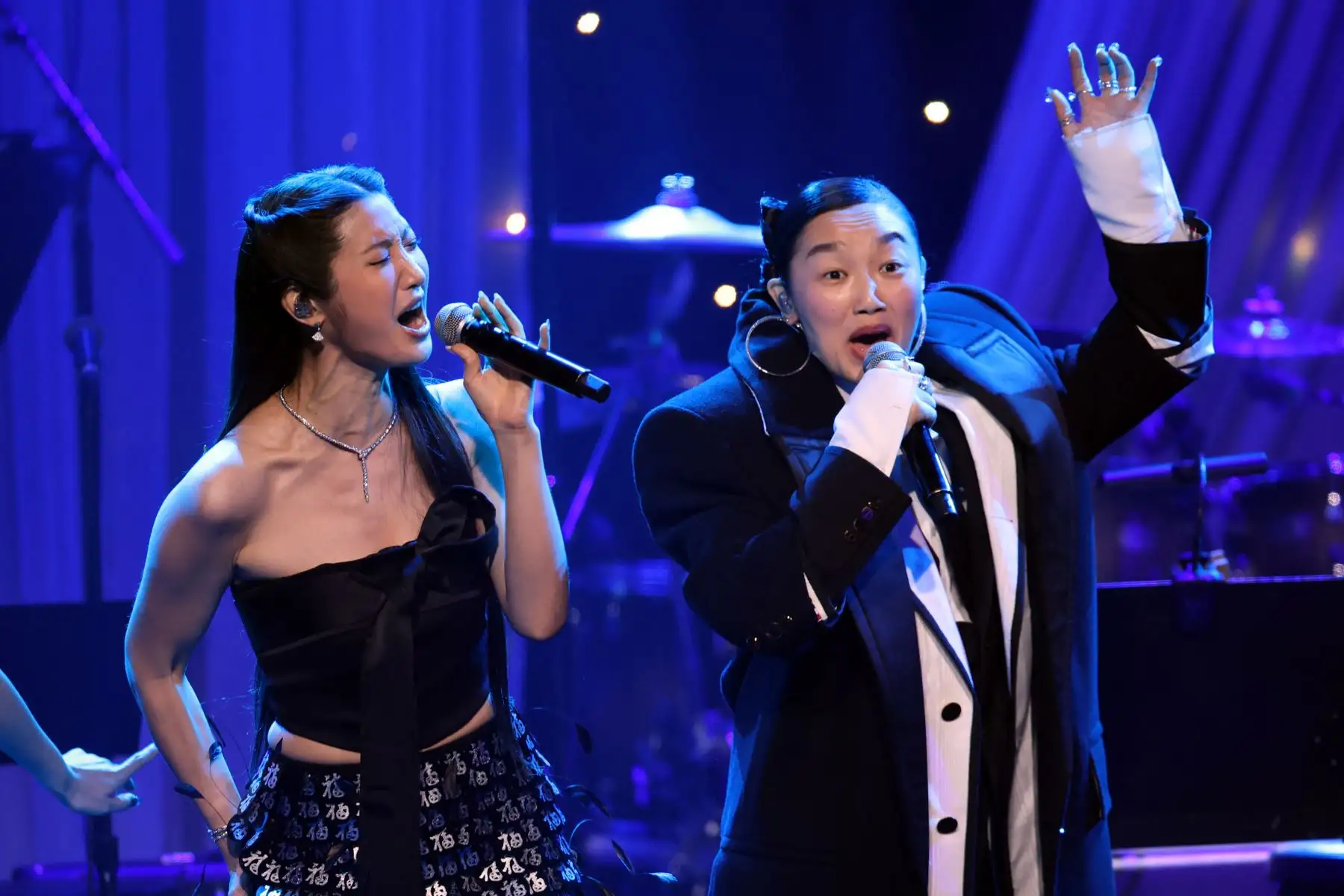 La cantante surcoreana-estadounidense EJAE y la cantante estadounidense Audrey Nuna se presentan en el escenario durante la gala previa a los Grammy de la Academia de la Grabación y Clive Davis, Saludo a los Íconos de la Industria, en el hotel Beverly Hilton de Beverly Hills, California.
Foto: AFP
