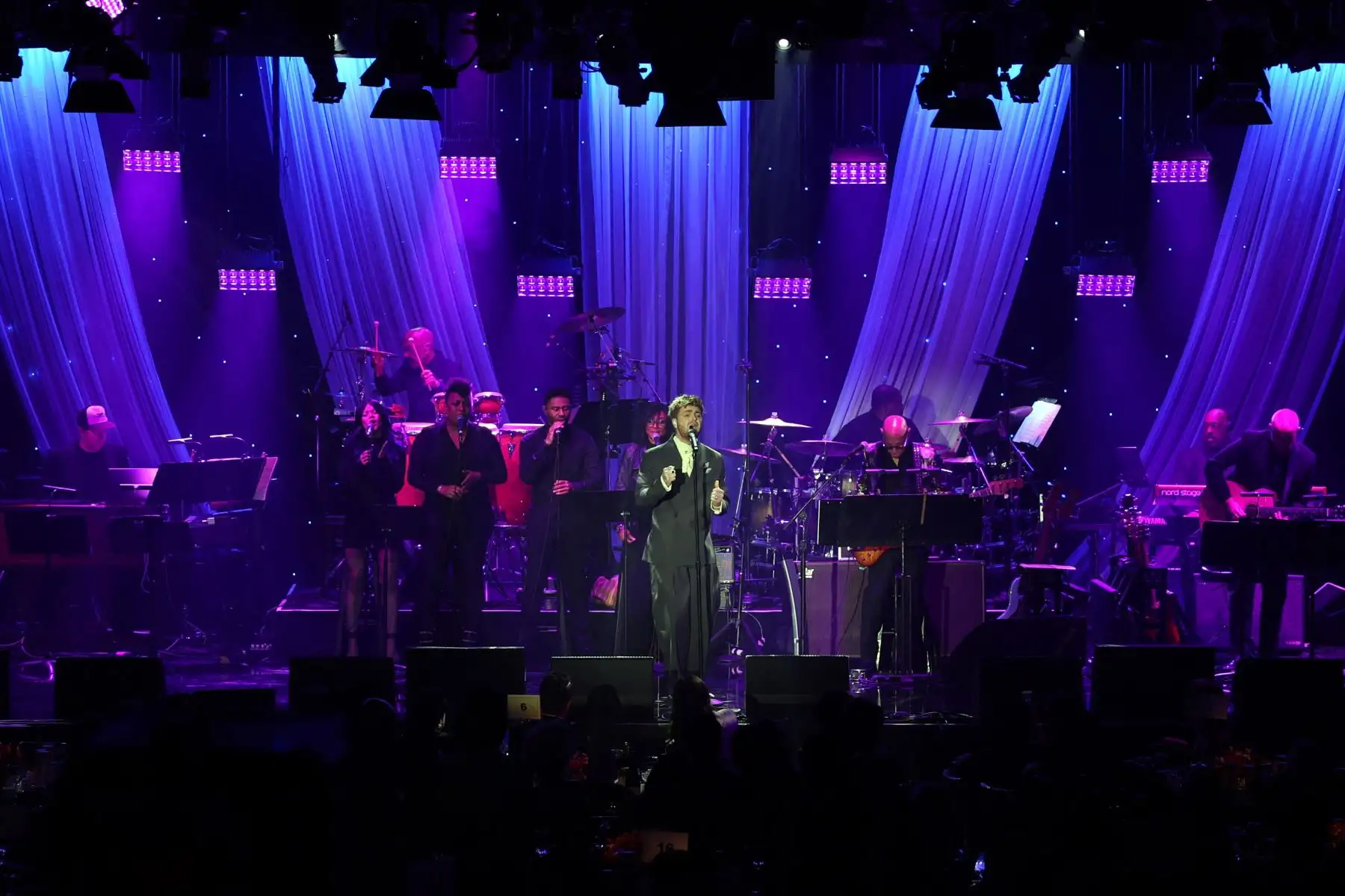 El cantante y compositor estadounidense Alex Warren se presenta en el escenario durante la gala previa a los Grammy "Saludo a los Íconos de la Industria" de la Academia de la Grabación y Clive Davis en el hotel Beverly Hilton de Beverly Hills, California.
Foto: AFP