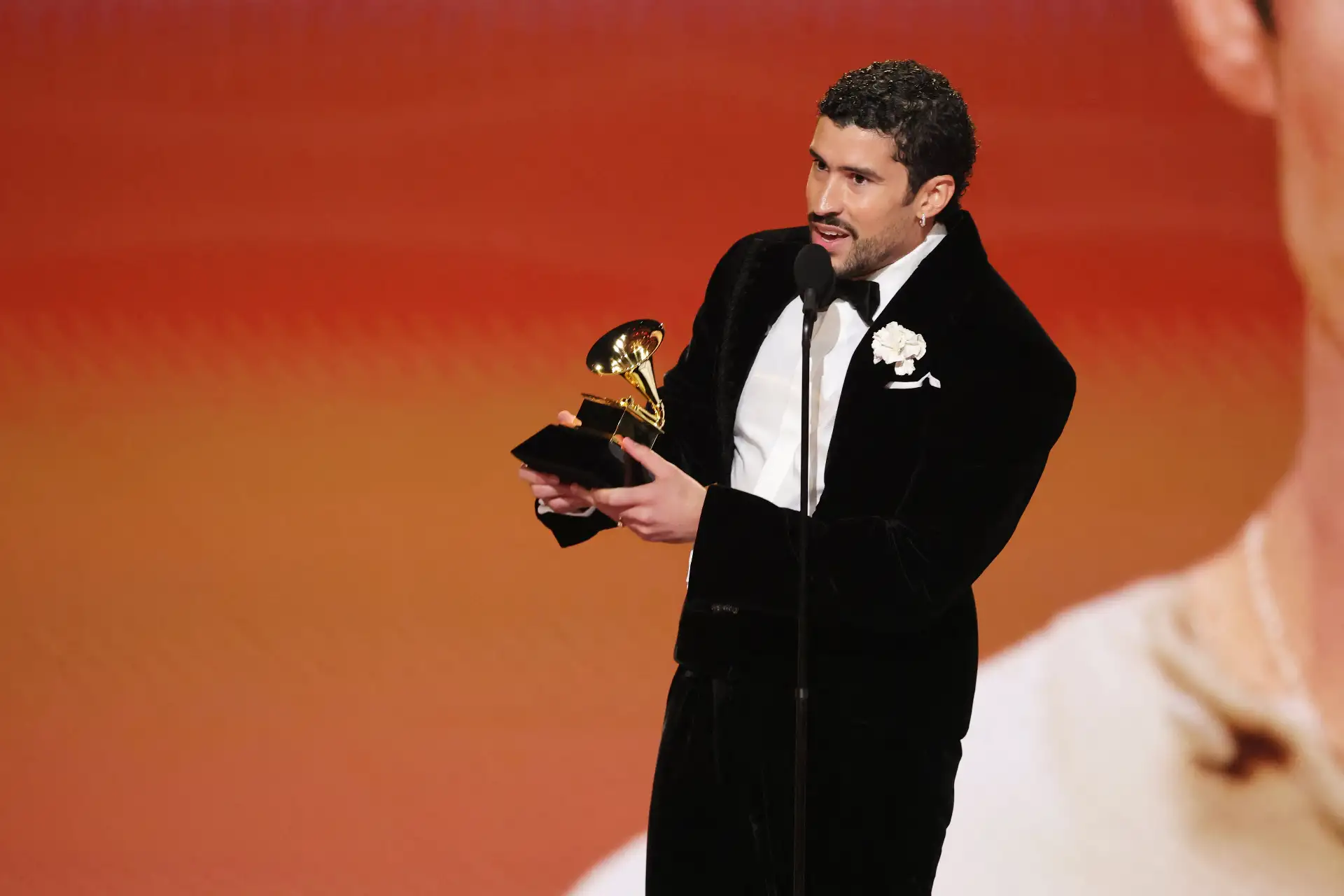 Bad Bunny recibe el premio al Mejor Álbum de Música Urbana en el escenario durante la 68.ª edición de los Premios GRAMMY en el Crypto.com Arena  en Los Ángeles, California.
Foto: AFP