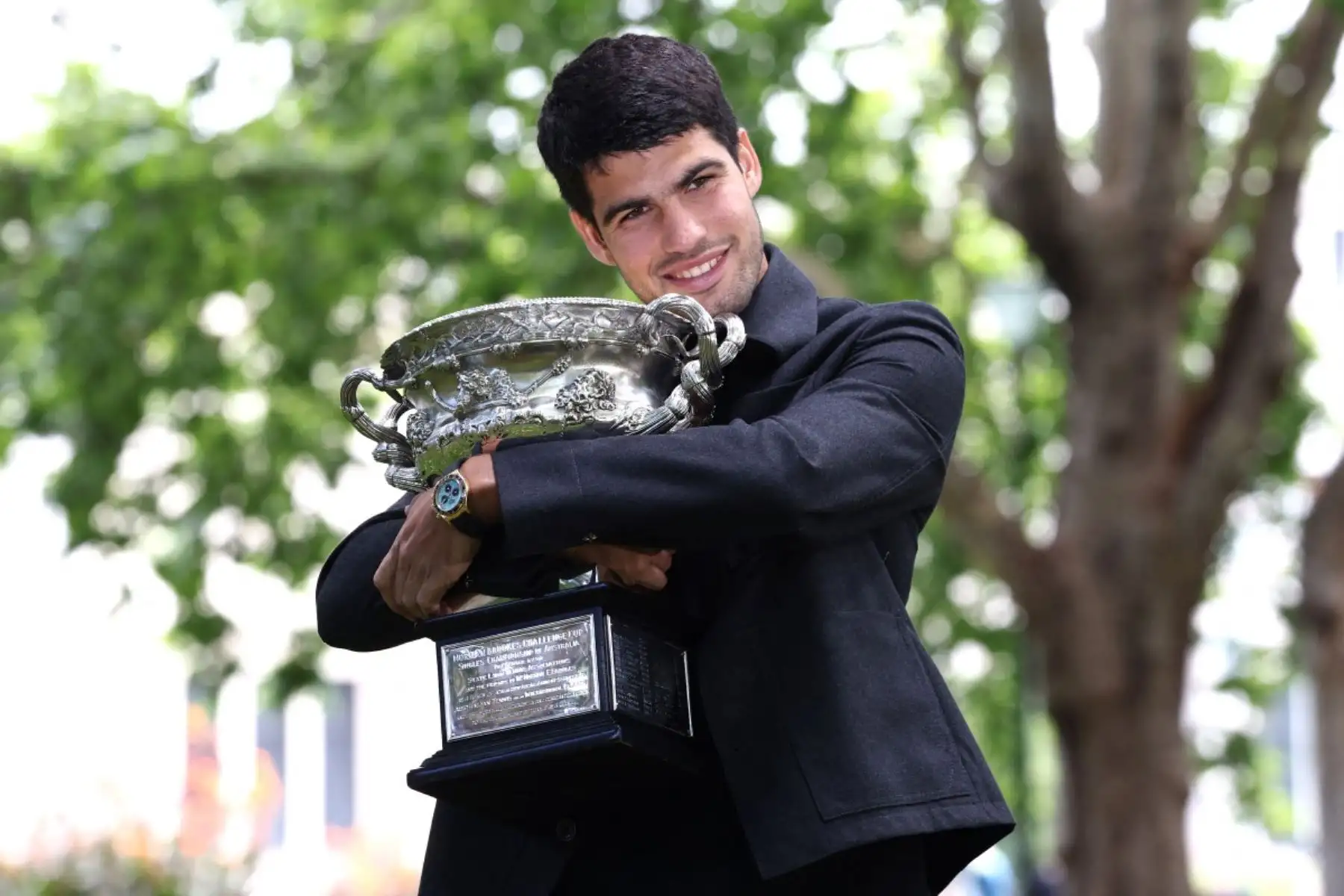 Carlos Alcaraz posa con la Norman Brookes Challenge Cup durante una sesión de fotos para la prensa tras vencer a Novak Djokovic en la final del Abierto de Australia, en Melbourne.
Foto: AFP