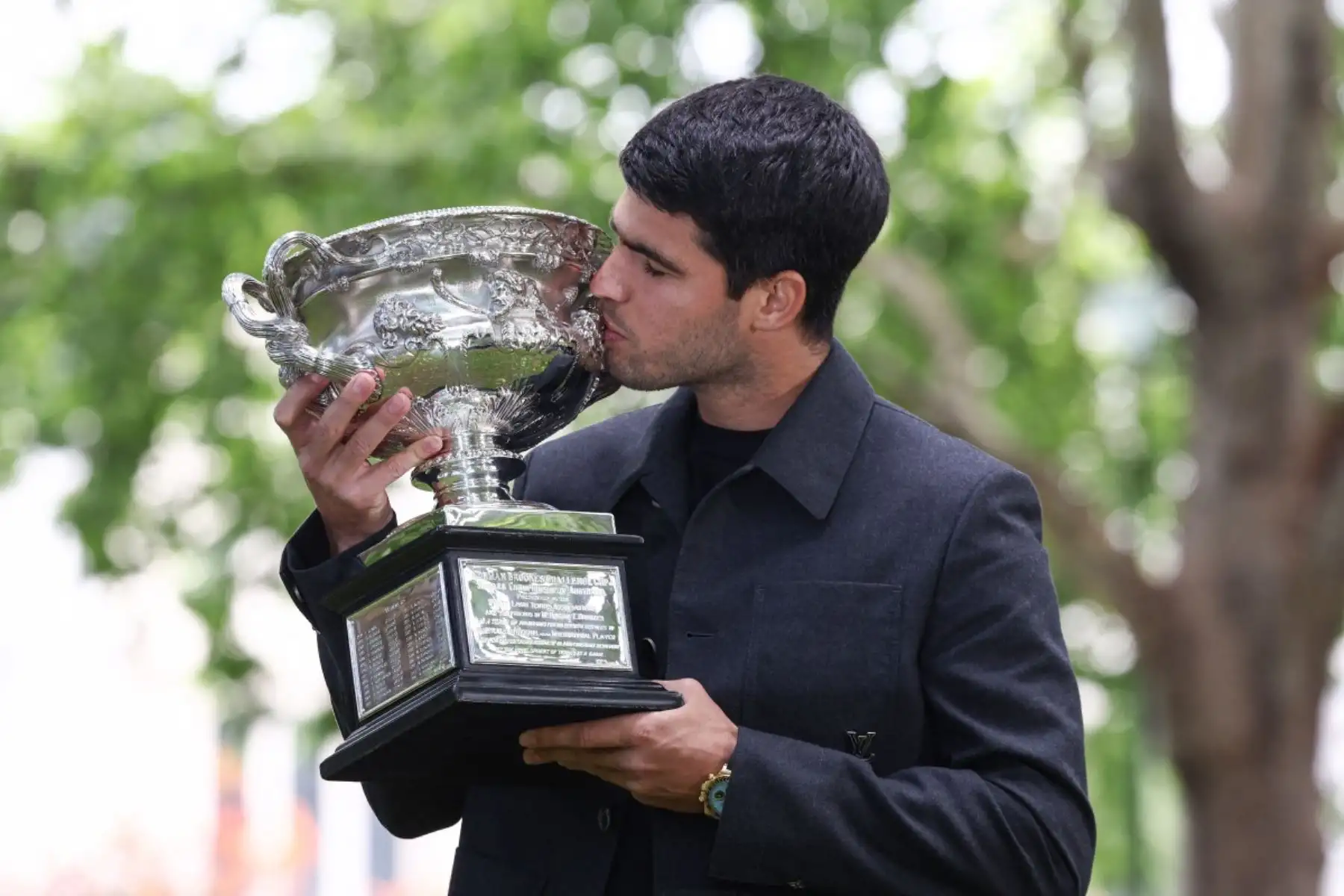 El campeón del Abierto de Australia, Carlos Alcaraz, posa con el trofeo durante la sesión de prensa posterior a la final en Melbourne.
Foto: AFP