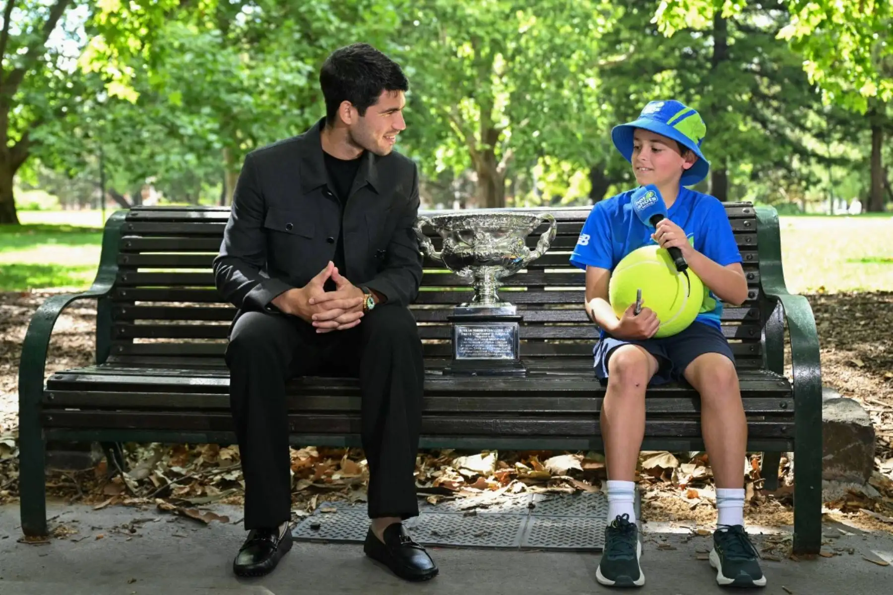 El campeón del Abierto de Australia, Carlos Alcaraz, posa con el trofeo durante la sesión de prensa posterior a la final en Melbourne.
Foto: AFP