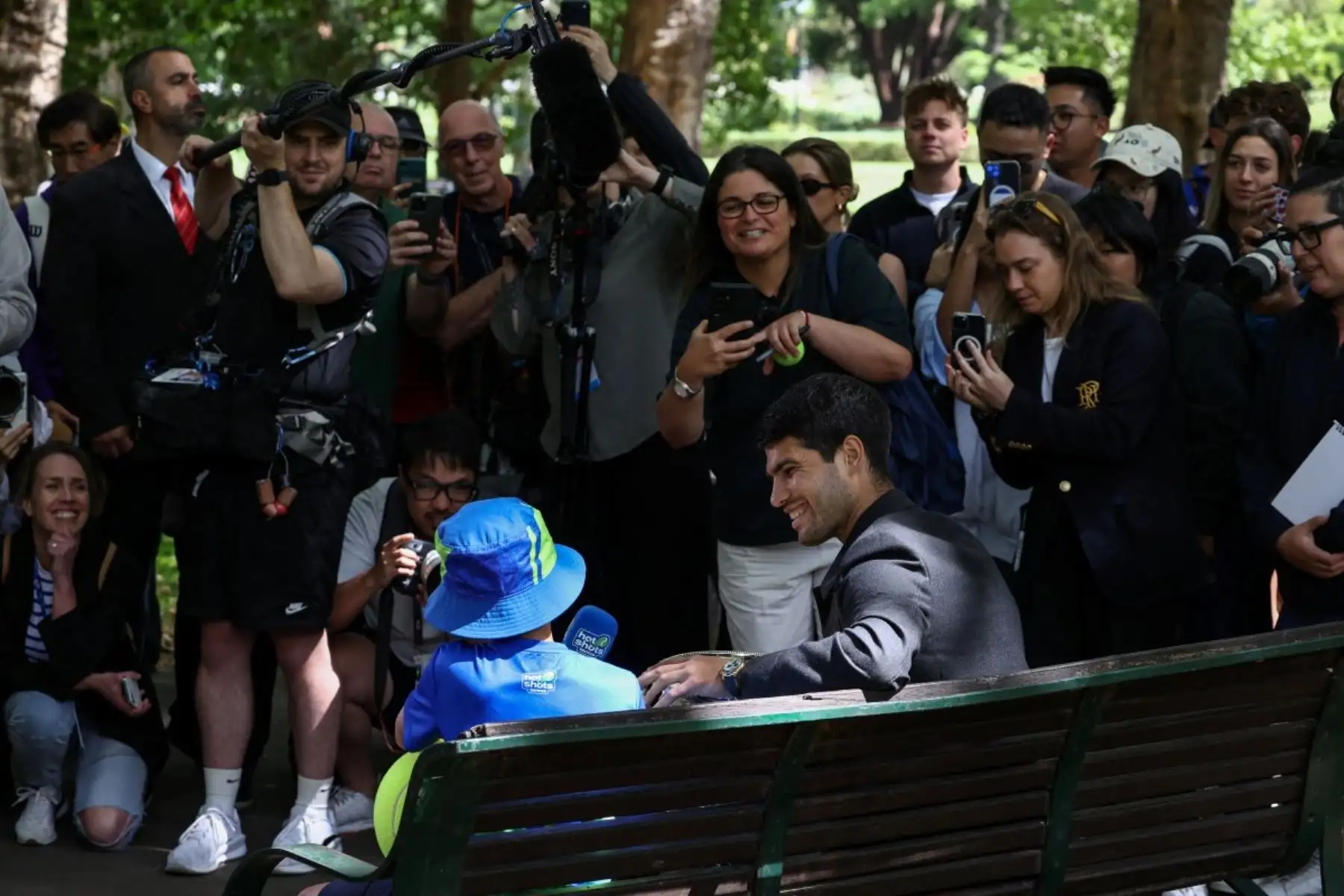El español Carlos Alcaraz participa en una sesión fotográfica para los medios luego de consagrarse campeón del Abierto de Australia en Melbourne.
Foto: AFP