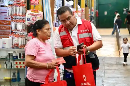 Sunafil realizó una acción de sensibilización dirigida a comerciantes y emprendedores del centro comercial electro ferretero Nicolini, por el Día de la Lucha contra el Trabajo Forzoso. Foto: Difusión