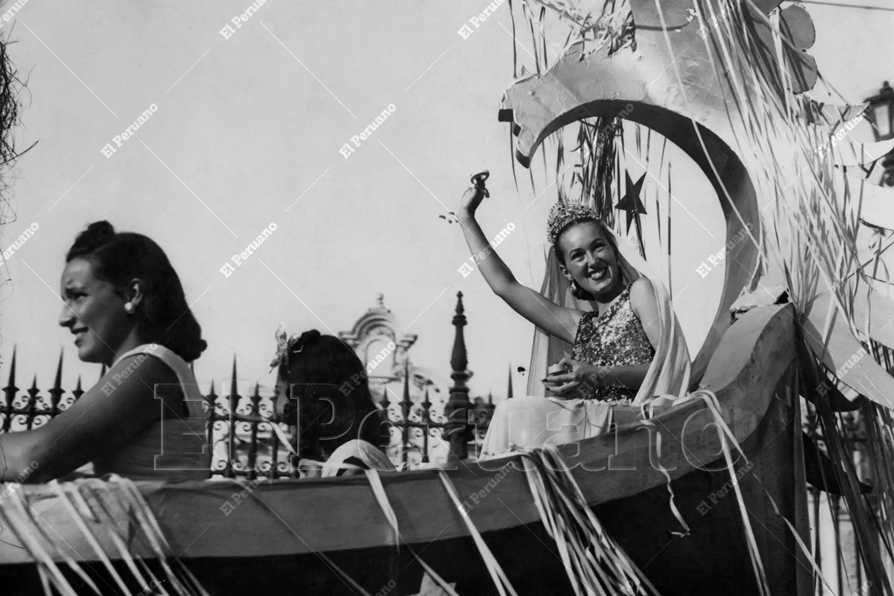 Lima - 23 febrero 1951 / Desfile de carros alegóricos presidido por la Reina de Lima, su majestad Denise I. Miles de personas frenéticas de entusiasmo aclamaron a todas las soberanas a su paso por las calles de Lima. Foto: Archivo Histórico de El Peruano