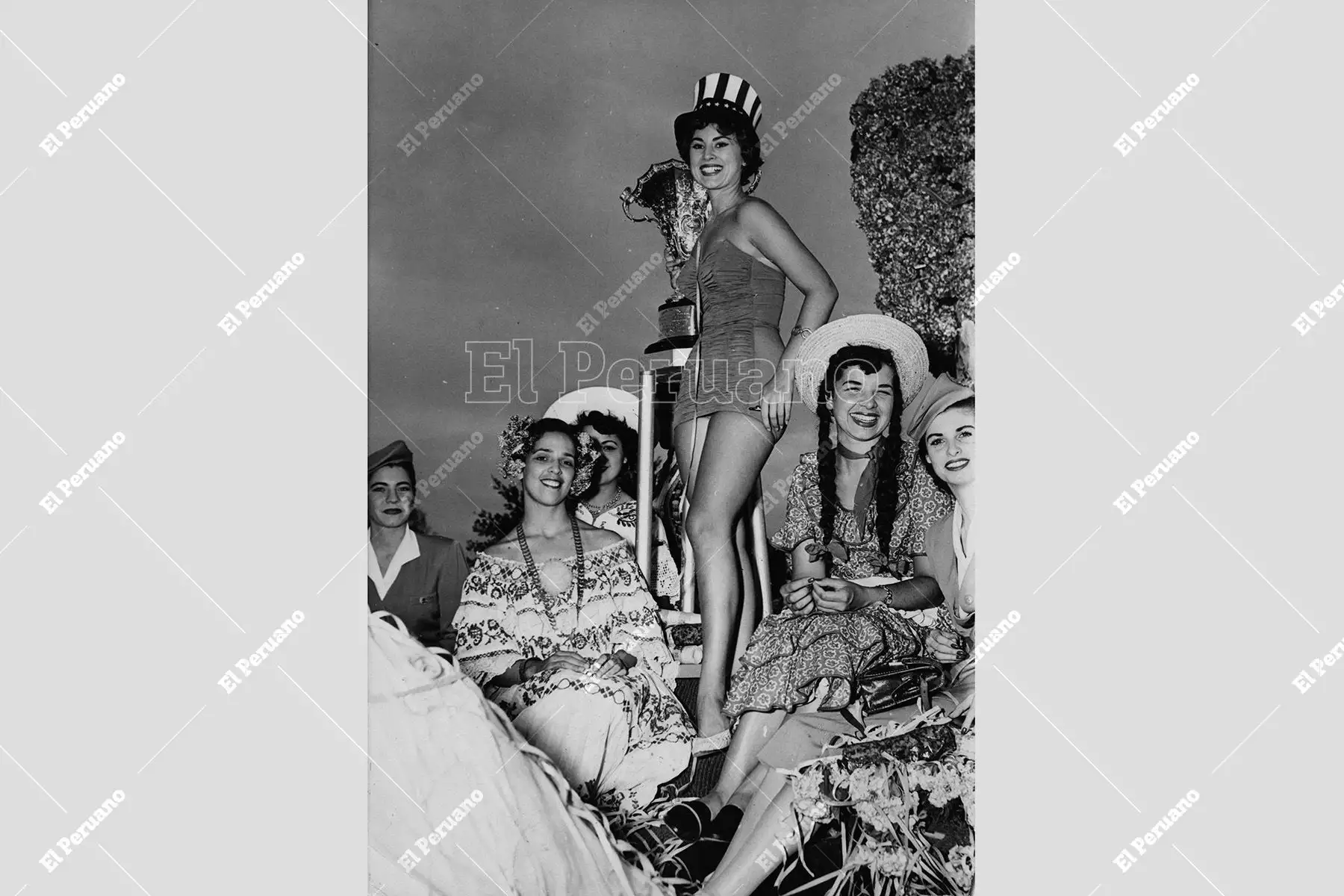 Lima - 1953 / Corso de carnaval y reinas en el coche de "Panagra". Foto: Archivo Histórico de El Peruano.