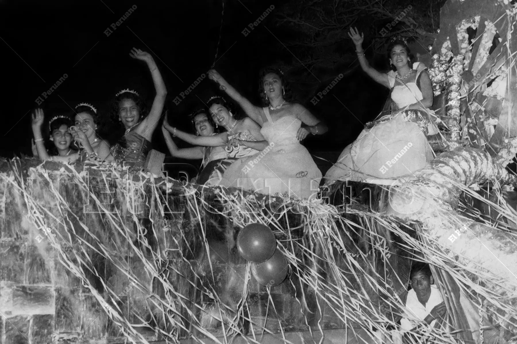 Lima - 14 Febrero 1956 / Excepcionalmente vistoso resultó el corso de carnaval. En la Imagen aparece con su corte de honor, la Reina del Trabajo, Hilda I. El público ovacionó cariñosamente a las bellas soberanas, así como admiró los sugestivos carros alegóricos. Foto: Archivo Histórico de El Peruano