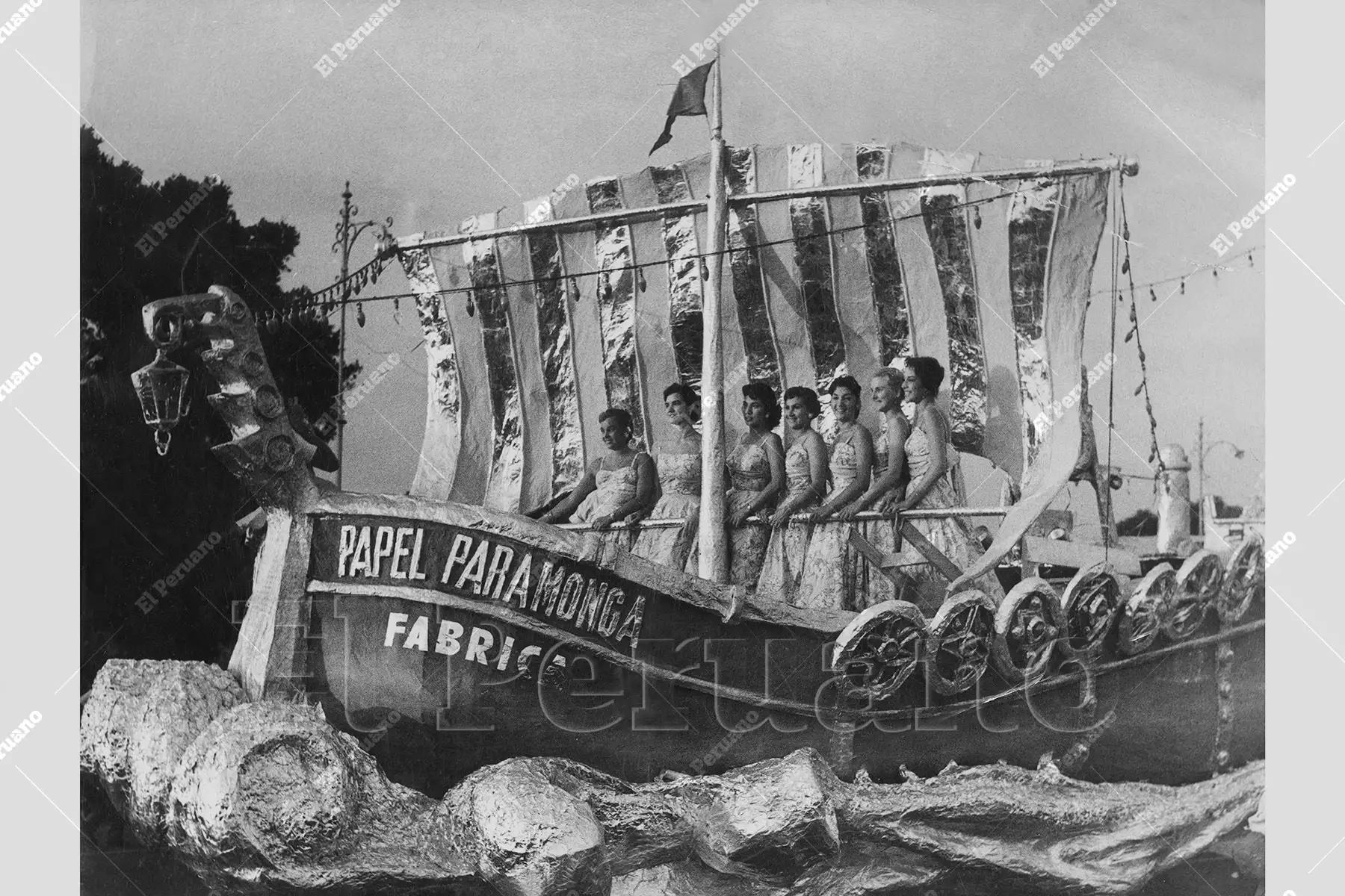 Lima - Marzo 1957 / Corso de carnavales y reinas en el coche auspiciado por la compañía Paramonga. Foto: Archivo Histórico de El Peruano