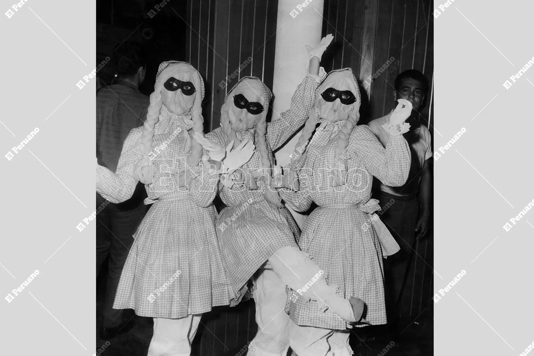 Lima - 3 marzo 1962 / Señoritas en el "Baile del Mamarracho" en la celebración de carnavales  realizada en el Casino Náutico de Ancón. Foto: Archivo Histórico de El Peruano